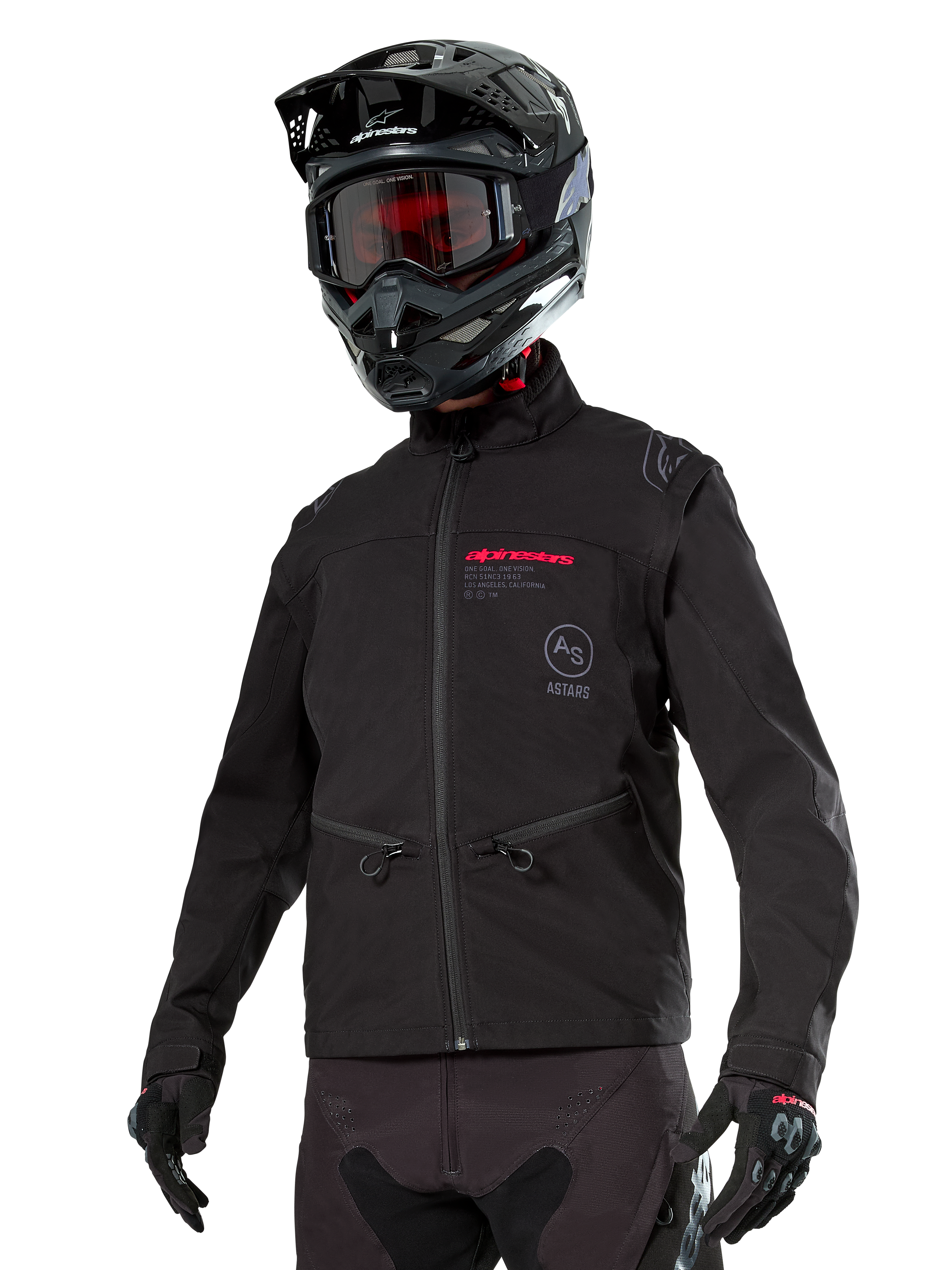 Alpinestars Lite-Dura Softshell Jacket, giacca da moto off-road nera con logo rosso e logo AS, indossata con casco da motocross nero, maschera rossa e guanti neri, dotata di tasche con zip e polsini regolabili, ideale per l'enduro
