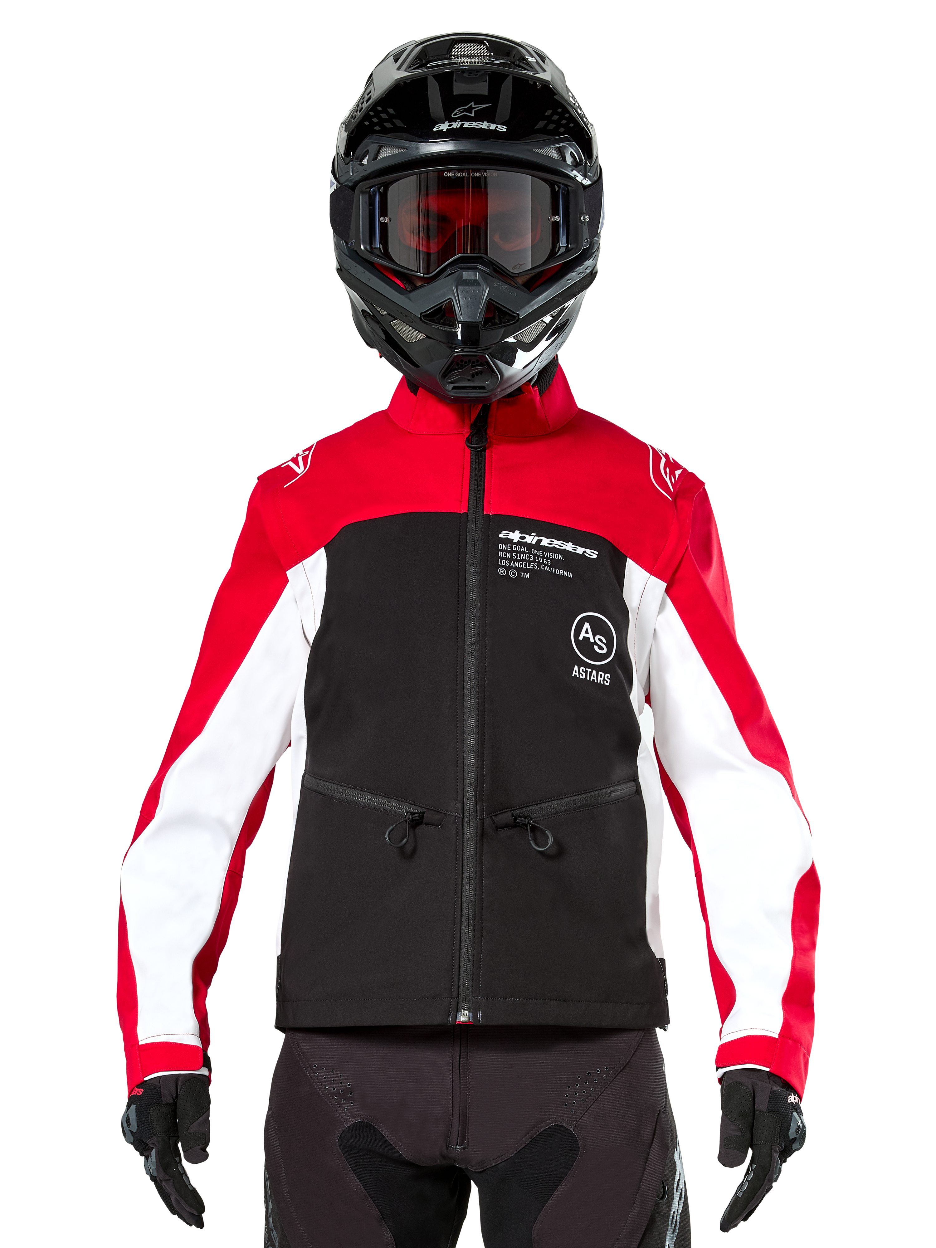 Giacca Softshell Alpinestars Lite-Dura in nero, rosso acceso e bianco, indossata da un pilota di motocross con casco nero e maschera con lenti rosse, con pannelli bianchi sulle maniche, logo Alpinestars sul petto e un design sportivo da fuoristrada.