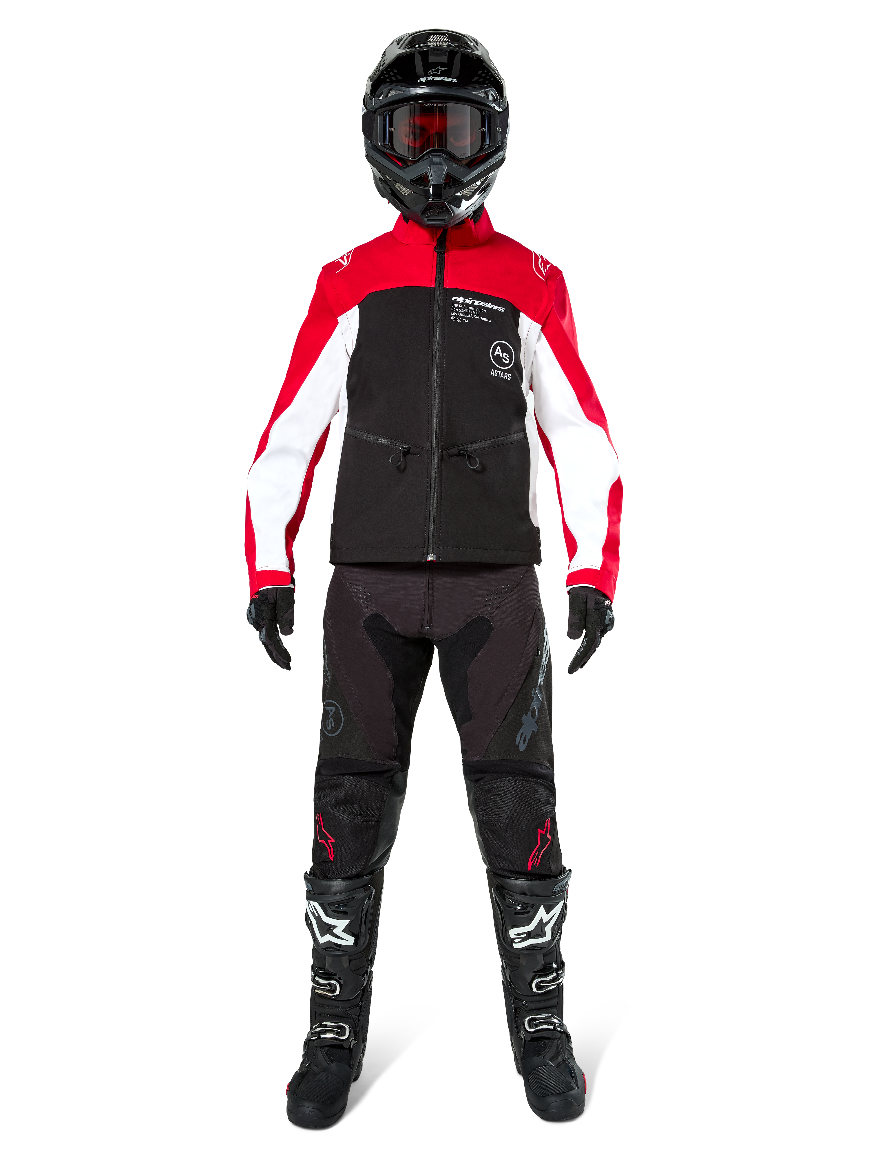 Pilota di motocross con Giacca Alpinestars Lite-Dura Softshell in nero, rosso brillante e bianco, coordinata con pantaloni off-road neri, stivali neri e bianchi e casco nero con occhiali, equipaggiamento completo per gare di enduro