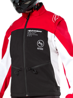 Alpinestars Giacca Softshell Lite-Dura, giacca da enduro off-road, nero, rosso acceso e bianco, con spalle e colletto rossi, petto nero con loghi Alpinestars e ASTARS bianchi, maniche bianche, tasche anteriori con zip, indossata da un pilota con casco nero.