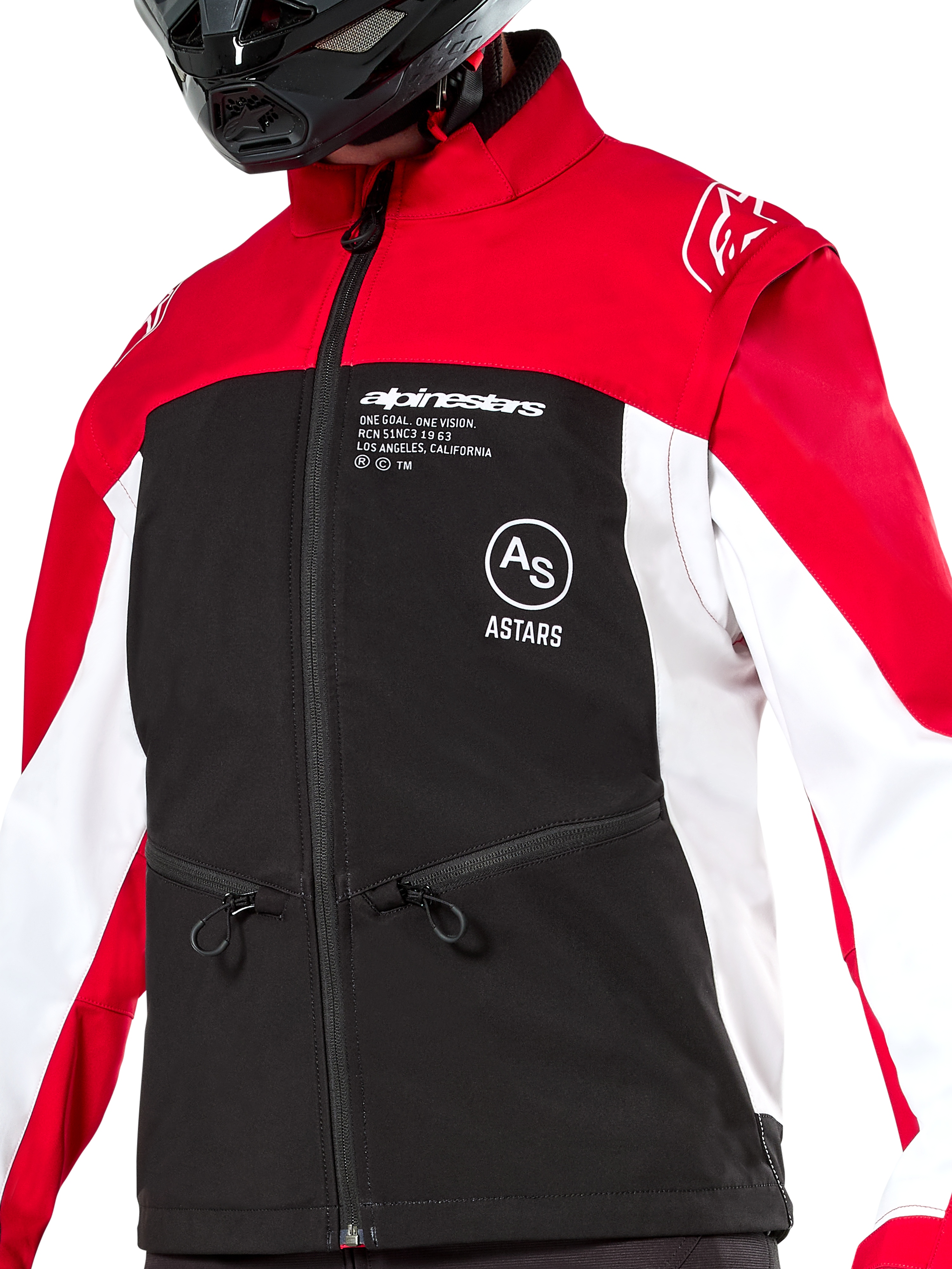 Alpinestars Giacca Softshell Lite-Dura, giacca da enduro off-road, nero, rosso acceso e bianco, con spalle e colletto rossi, petto nero con loghi Alpinestars e ASTARS bianchi, maniche bianche, tasche anteriori con zip, indossata da un pilota con casco nero.