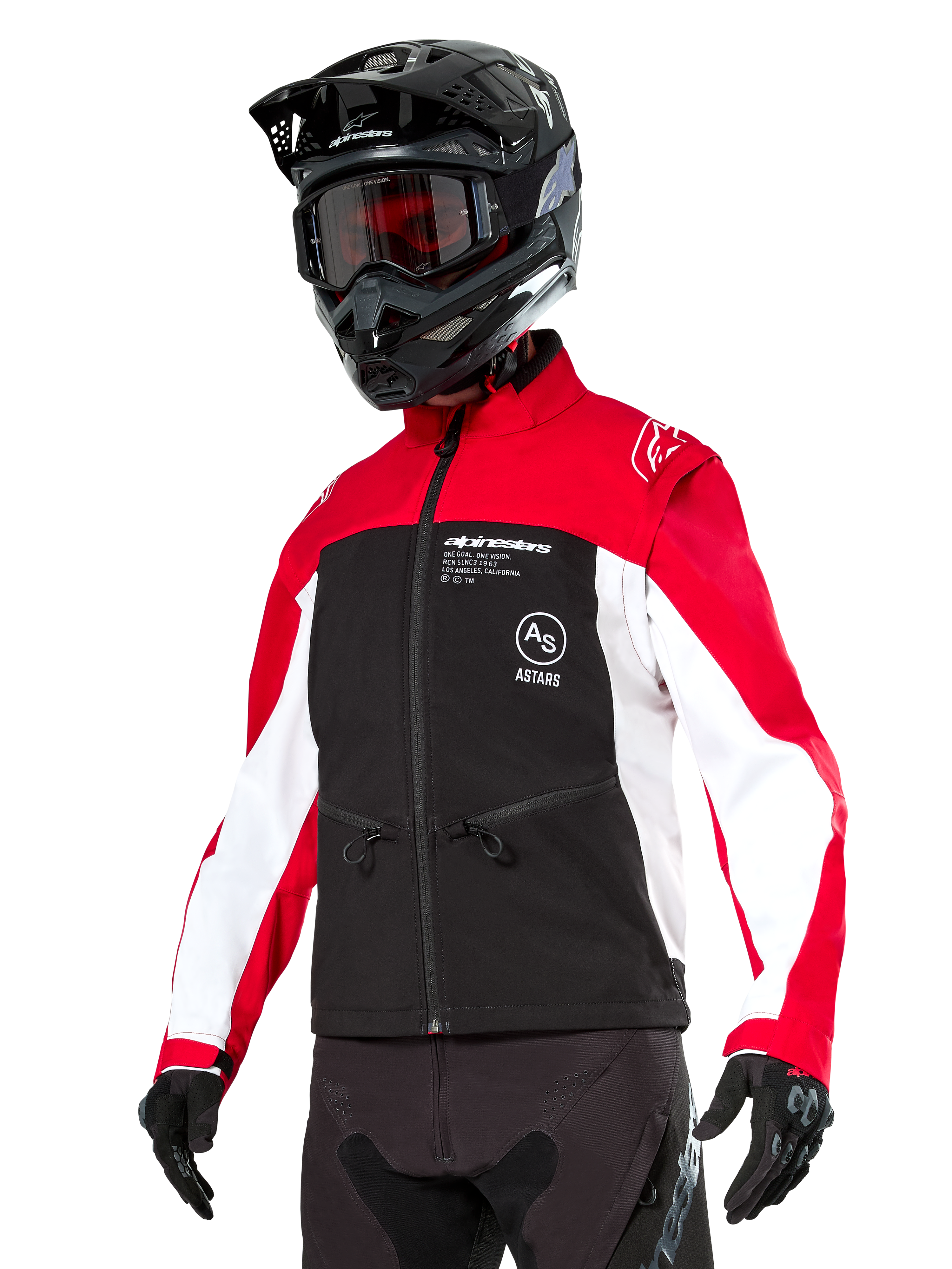 Giacca Softshell Alpinestars Lite-Dura, giacca da moto, nero, rosso acceso e bianco, indossata da un pilota con casco da motocross nero, occhiali rossi e guanti, con logo evidente sul petto, progettata per la guida off-road ed enduro