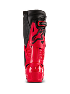 Stivali Alpinestars Tech 10 Enduro, rosso brillante e nero, vista posteriore che mostra il Dynamic Heel Compression Protector e il telaio di flessione, attrezzatura professionale da motocross fuoristrada con calotta in TPU resistente e pannelli superiori in pelle nera