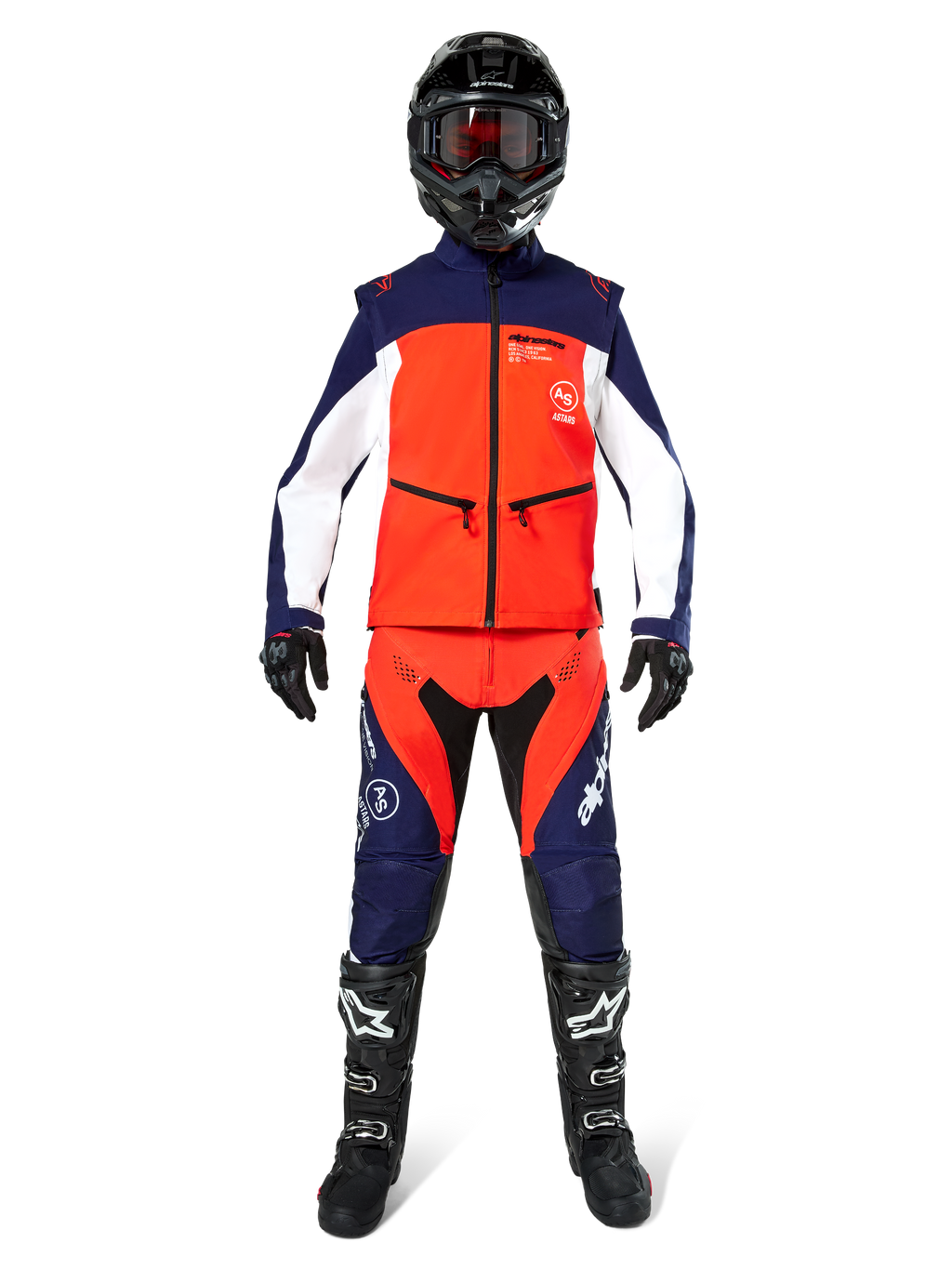 Pilota di motocross con equipaggiamento completo da fuoristrada, Giacca Softshell Lite-Dura in blu navy, arancione acceso e bianco, pantaloni coordinati blu navy e arancione, casco nero con occhiali, stivali bianchi e neri, guanti neri, outfit coordinato per gare di enduro
