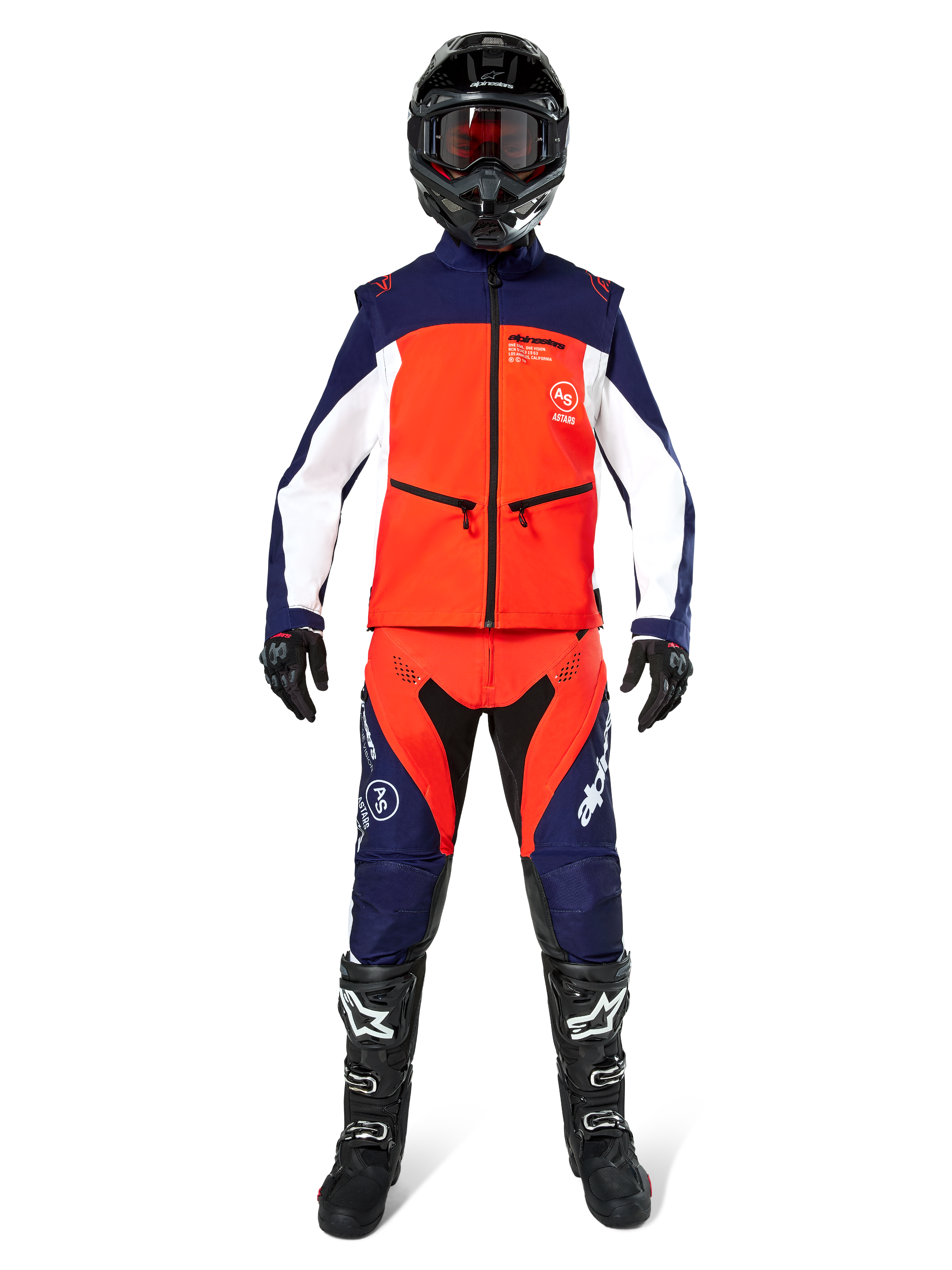 Pilota di motocross con equipaggiamento completo da fuoristrada, Giacca Softshell Lite-Dura in blu navy, arancione acceso e bianco, pantaloni coordinati blu navy e arancione, casco nero con occhiali, stivali bianchi e neri, guanti neri, outfit coordinato per gare di enduro