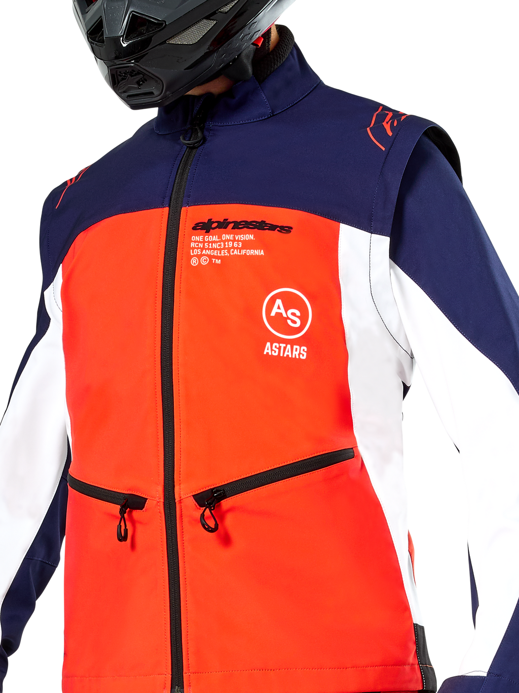 Giacca Softshell Alpinestars Lite-Dura, blu navy, arancione acceso e bianco, vista ravvicinata del torso, pannello frontale arancione con fianchi bianchi e spalle blu navy, tasche con zip e logo Alpinestars, indossata con casco da fuoristrada nero