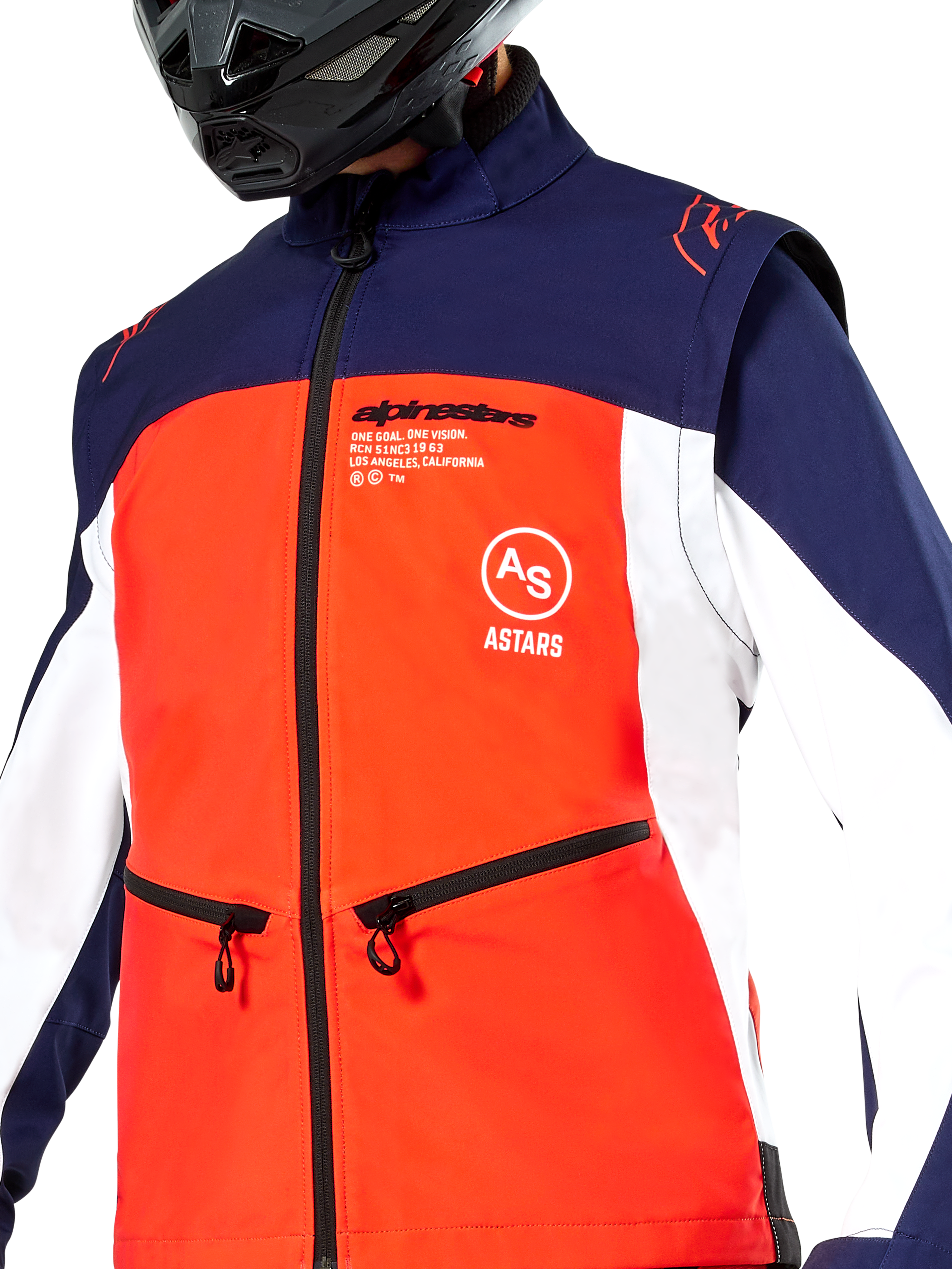 Giacca Softshell Alpinestars Lite-Dura, blu navy, arancione acceso e bianco, vista ravvicinata del torso, pannello frontale arancione con fianchi bianchi e spalle blu navy, tasche con zip e logo Alpinestars, indossata con casco da fuoristrada nero