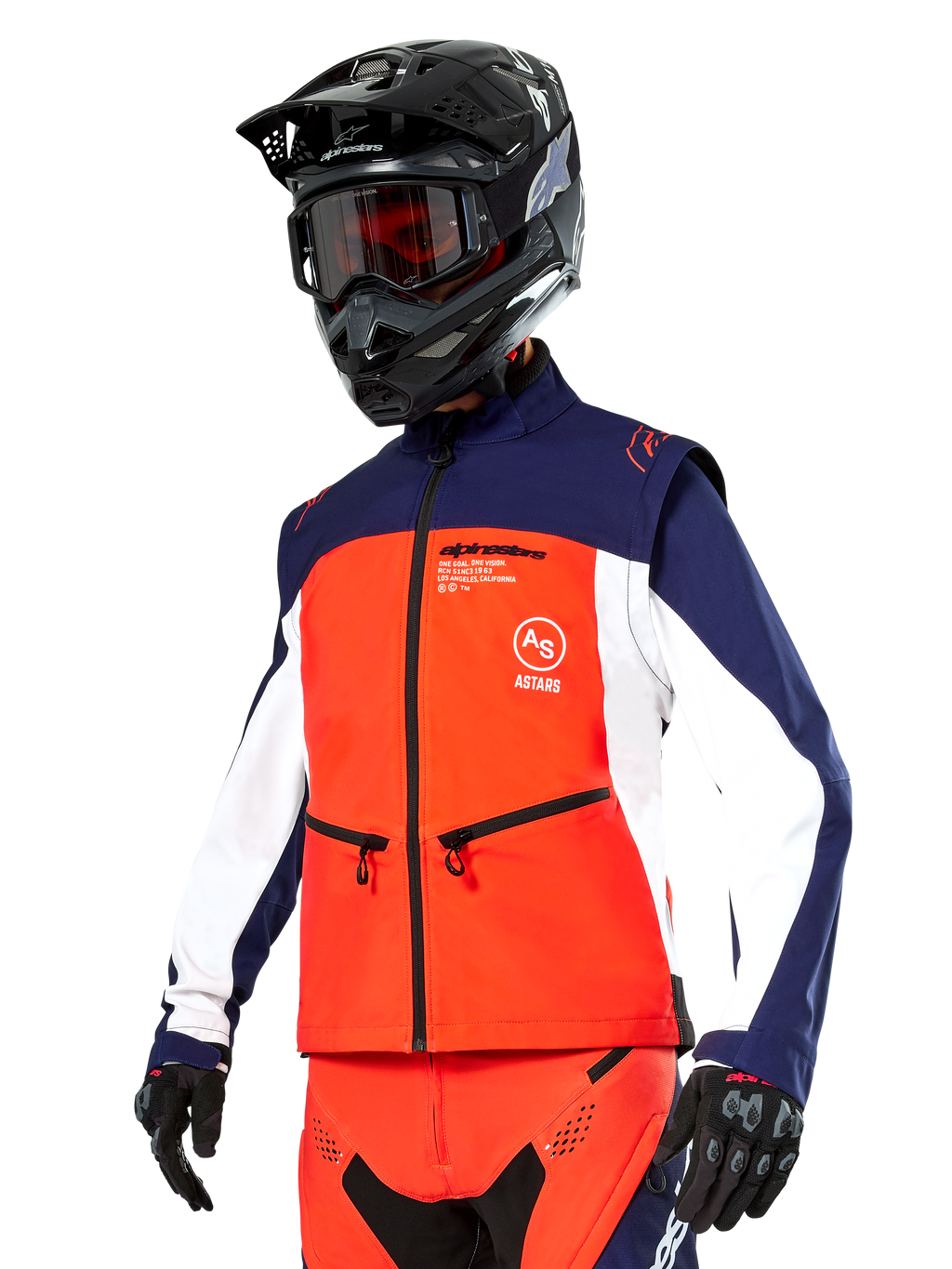 Giacca Softshell Alpinestars Lite-Dura in blu navy, arancione acceso e bianco, abbigliamento da motocross, indossata con casco e maschera neri, guanti protettivi e pantaloni da gara coordinati