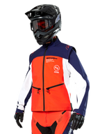 Giacca Softshell Alpinestars Lite-Dura in blu navy, arancione acceso e bianco, abbigliamento da motocross, indossata con casco e maschera neri, guanti protettivi e pantaloni da gara coordinati