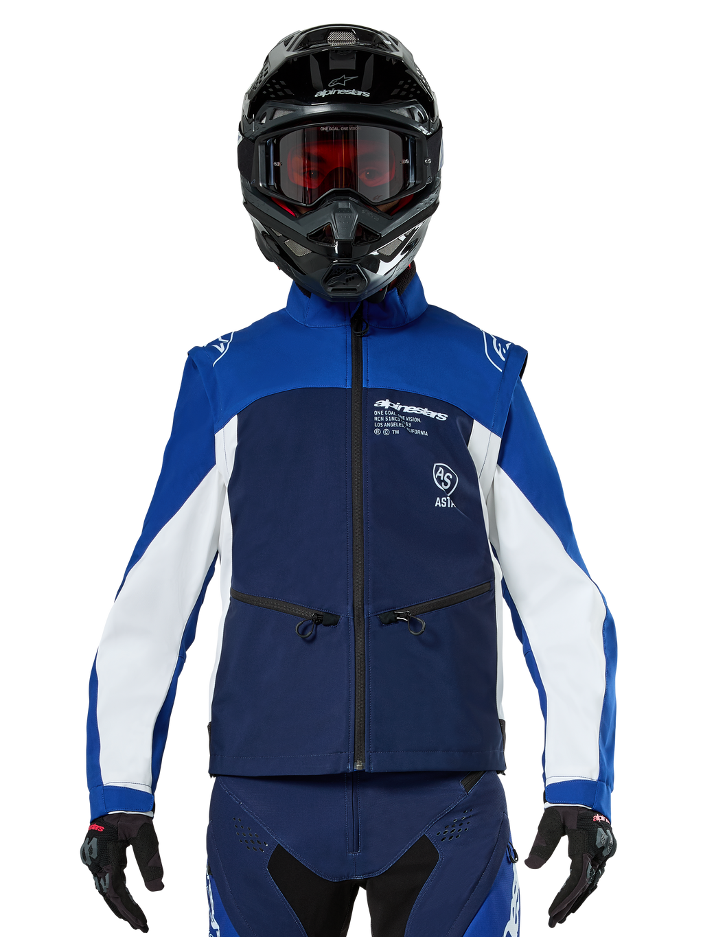 Pilota di motocross che indossa la Giacca Softshell Alpinestars Lite-Dura in Navy Bright Blue White, vista frontale, abbinata a un casco nero e una maschera con lenti rosse, caratterizzata da un design tecnico antivento con tasche con zip e dettagli bianchi per la guida enduro fuoristrada