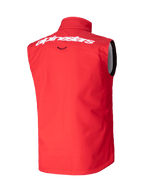 Alpinestars Techstar Softshell Vest, gilet da motocross, rosso acceso, vista posteriore con marchio Alpinestars bianco sulla parte superiore della schiena, materiale softshell elasticizzato antivento, design ergonomico senza maniche per la guida fuoristrada