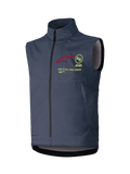 Alpinestars Techstar Softshell Vest, gilet senza maniche da motocross, grigio scuro, colletto alto con cerniera frontale a tutta lunghezza, con logo a stella rosso, emblema circolare AS giallo, scritta ASTARS e slogan ONE GOAL ONE VISION sul petto, strato antivento per fuoristrada.