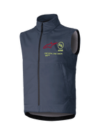 Alpinestars Techstar Softshell Vest, gilet senza maniche da motocross, grigio scuro, colletto alto con cerniera frontale a tutta lunghezza, con logo a stella rosso, emblema circolare AS giallo, scritta ASTARS e slogan ONE GOAL ONE VISION sul petto, strato antivento per fuoristrada.