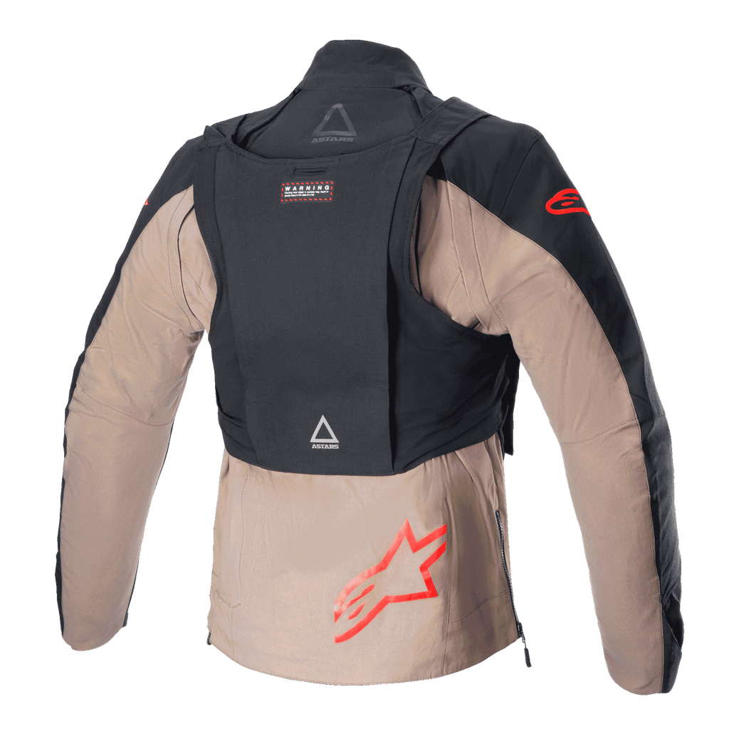 Giacca Alpinestars Techdura, Black Falcon Brown, vista posteriore con zaino tattico staccabile, loghi a stella Alpinestars rossi, robusta costruzione in tessuto per guida enduro e off-road