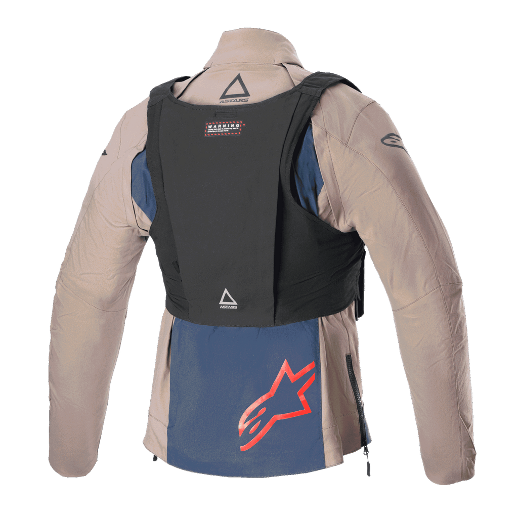 Giacca Alpinestars Techdura, Falcon Brown e Night Navy, vista posteriore con gilet tattico nero, con logo Alpinestars rosso sul pannello inferiore blu navy, robusta costruzione in tessuto per guida enduro e off-road