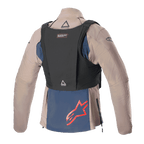 Giacca Alpinestars Techdura, Falcon Brown e Night Navy, vista posteriore con gilet tattico nero, con logo Alpinestars rosso sul pannello inferiore blu navy, robusta costruzione in tessuto per guida enduro e off-road