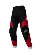 Alpinestars 2025 Kids Racer Veil Pants, pantaloni da motocross per ragazzi, nero e rosso brillante, loghi bianchi su cosce e ginocchia, bordi bianchi alle caviglie, design ergonomico precurvato, materiale resistente per il fuoristrada