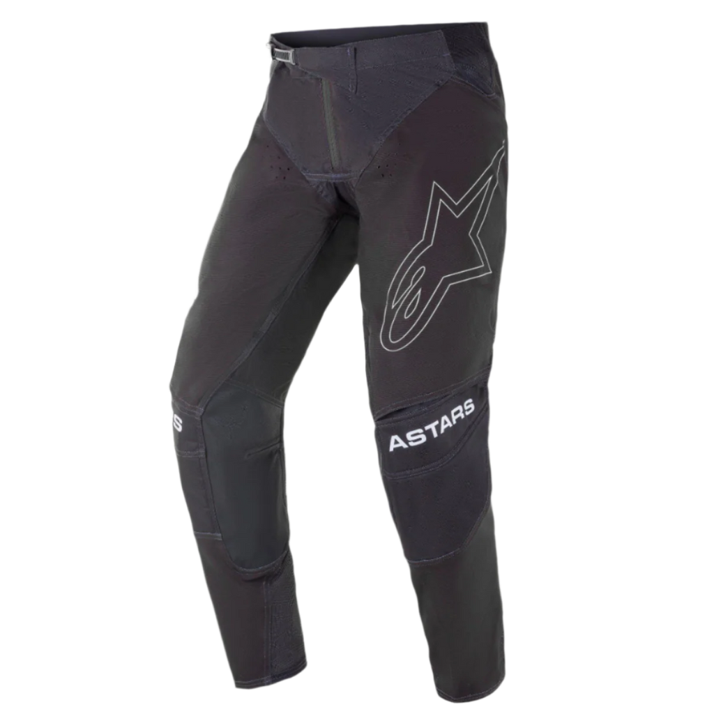 Alpinestars 2021 Techstar Phantom Pants, pantaloni da motocross, nero con accenti bianchi, logo a stella sagomato sulla coscia, marchio ASTARS sulle ginocchia, tessuto rip-stop tecnico con zone perforate e costruzione del ginocchio 3D Babel per prestazioni off-road
