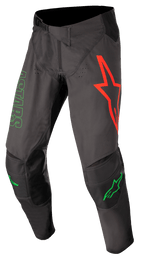Alpinestars Techstar Phantom Pants, pantaloni da motocross, antracite e verde neon, con un grande logo a stella rossa sulla coscia sinistra, marchio verde ASTARS sul lato, pannelli neri rinforzati sulle ginocchia, chiusura in vita regolabile a cricchetto, abbigliamento tecnico resistente per corse di motocross