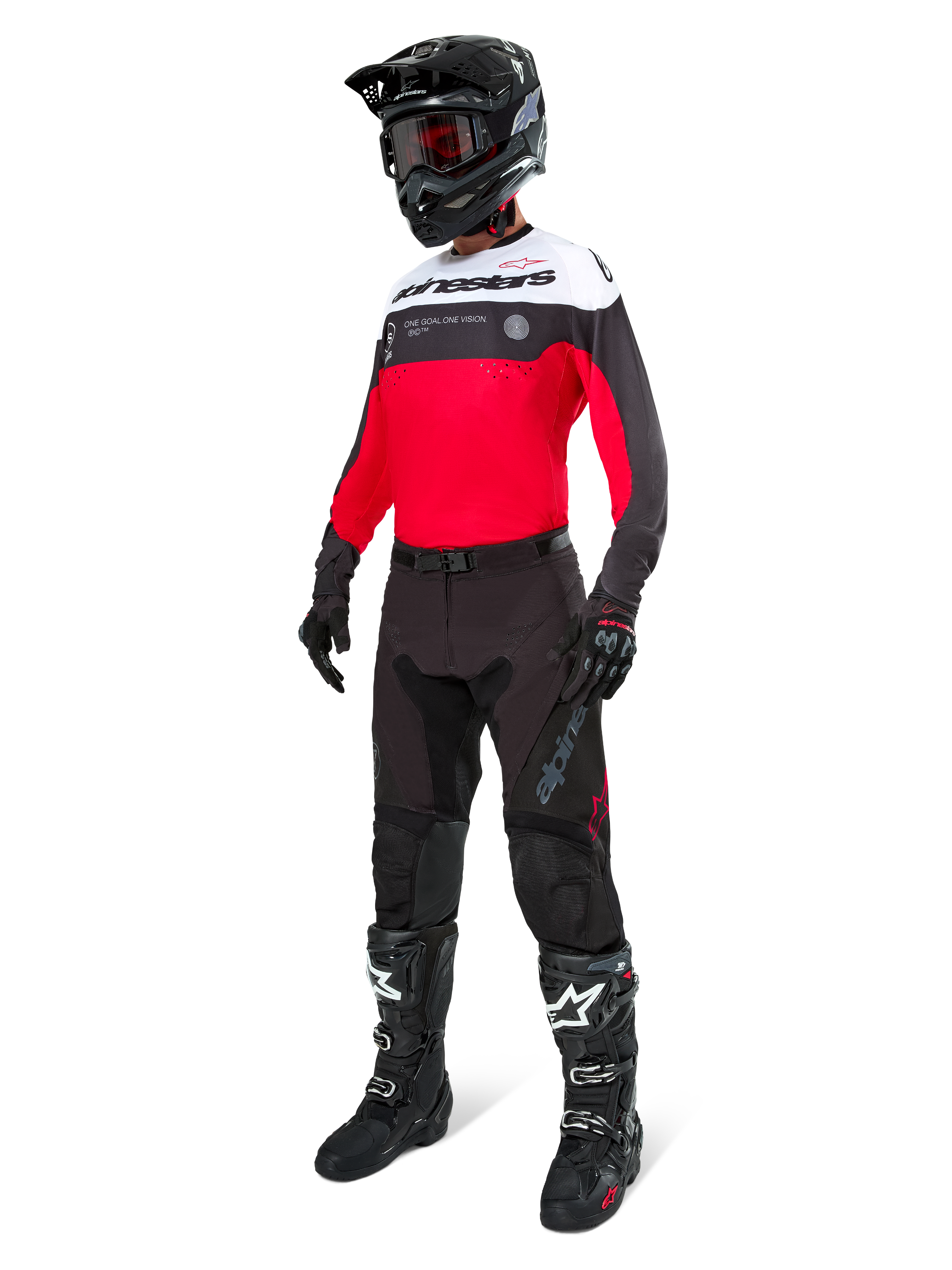 Pantaloni Alpinestars Pro-Dura in Black Magnet White, indossati da un pilota con maglia coordinata rossa, nera e bianca, casco nero e stivali off-road neri, completo professionale da gara enduro per prestazioni fuoristrada.