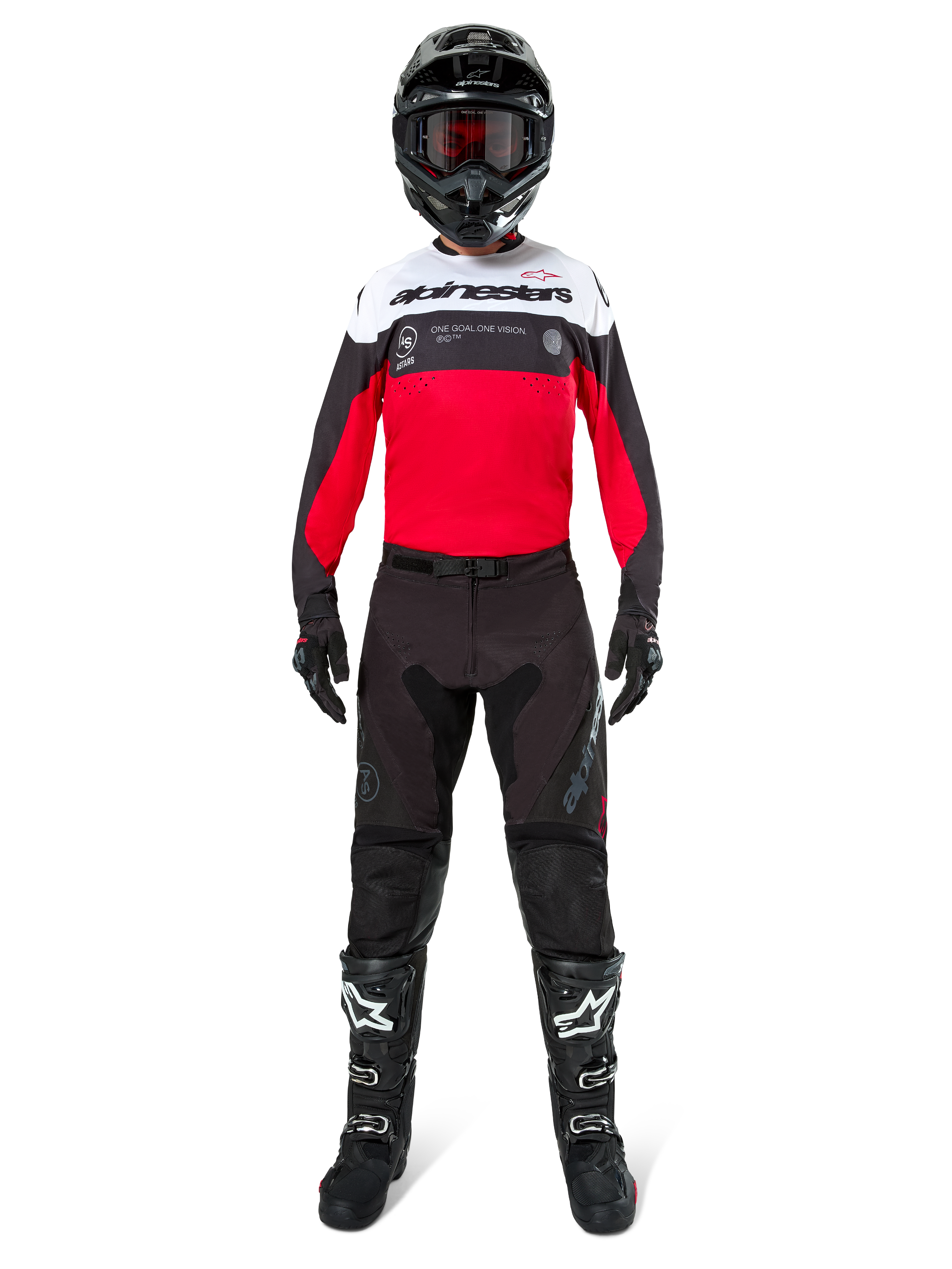 Pilota di motocross con pantaloni Alpinestars Pro-Dura in nero e magnet, maglia rossa, bianca e nera, casco nero e stivali neri, kit completo da gara off-road, design resistente e leggero per enduro