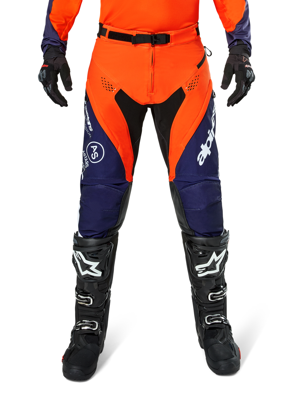 Pantaloni Alpinestars Pro-Dura, pantaloni da motocross ed enduro, blu navy, arancione acceso e bianco, con pannelli neri e loghi bianchi, indossati con stivali e guanti da fuoristrada neri, abbigliamento protettivo professionale per trail e off-road
