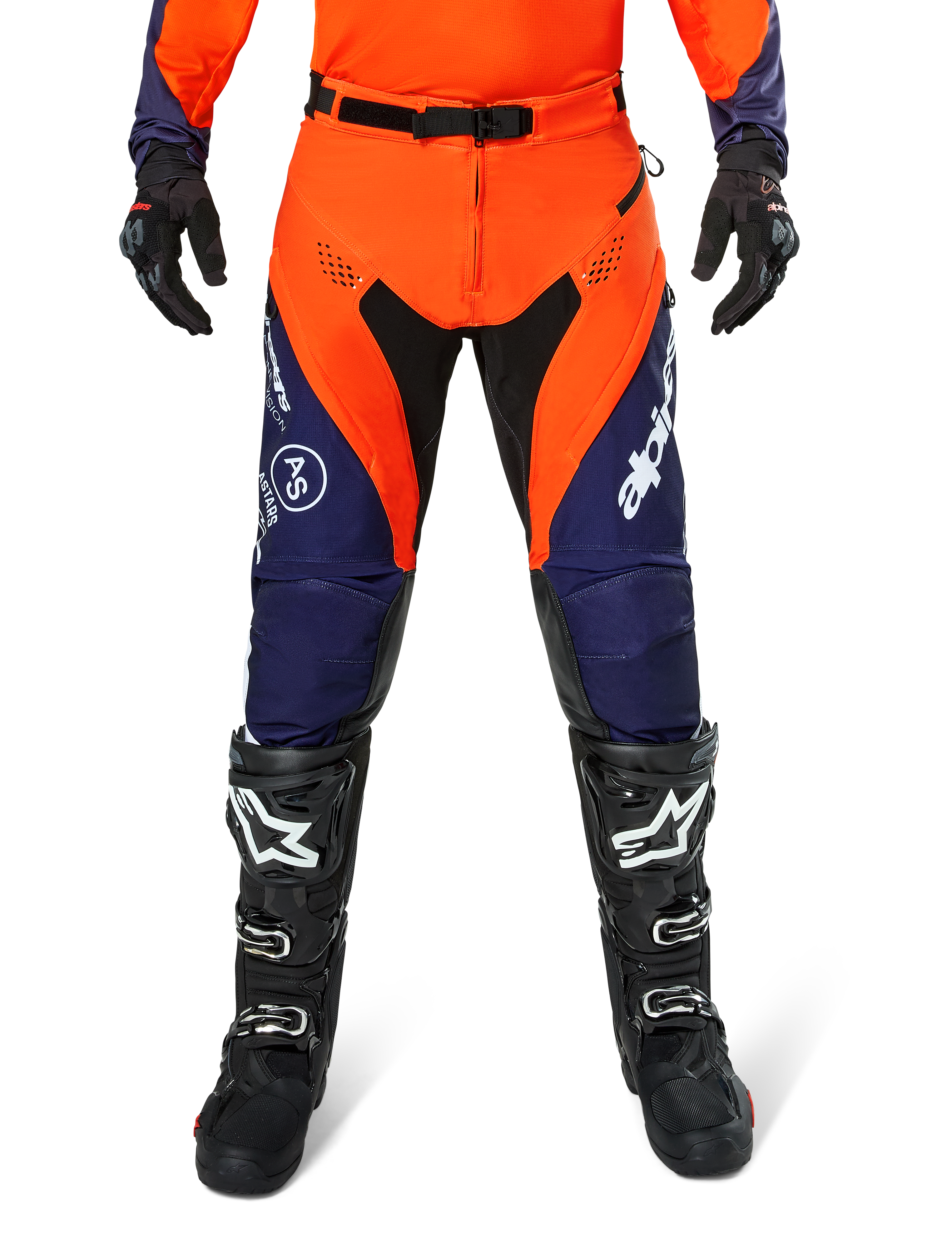 Pantaloni Alpinestars Pro-Dura, pantaloni da motocross ed enduro, blu navy, arancione acceso e bianco, con pannelli neri e loghi bianchi, indossati con stivali e guanti da fuoristrada neri, abbigliamento protettivo professionale per trail e off-road