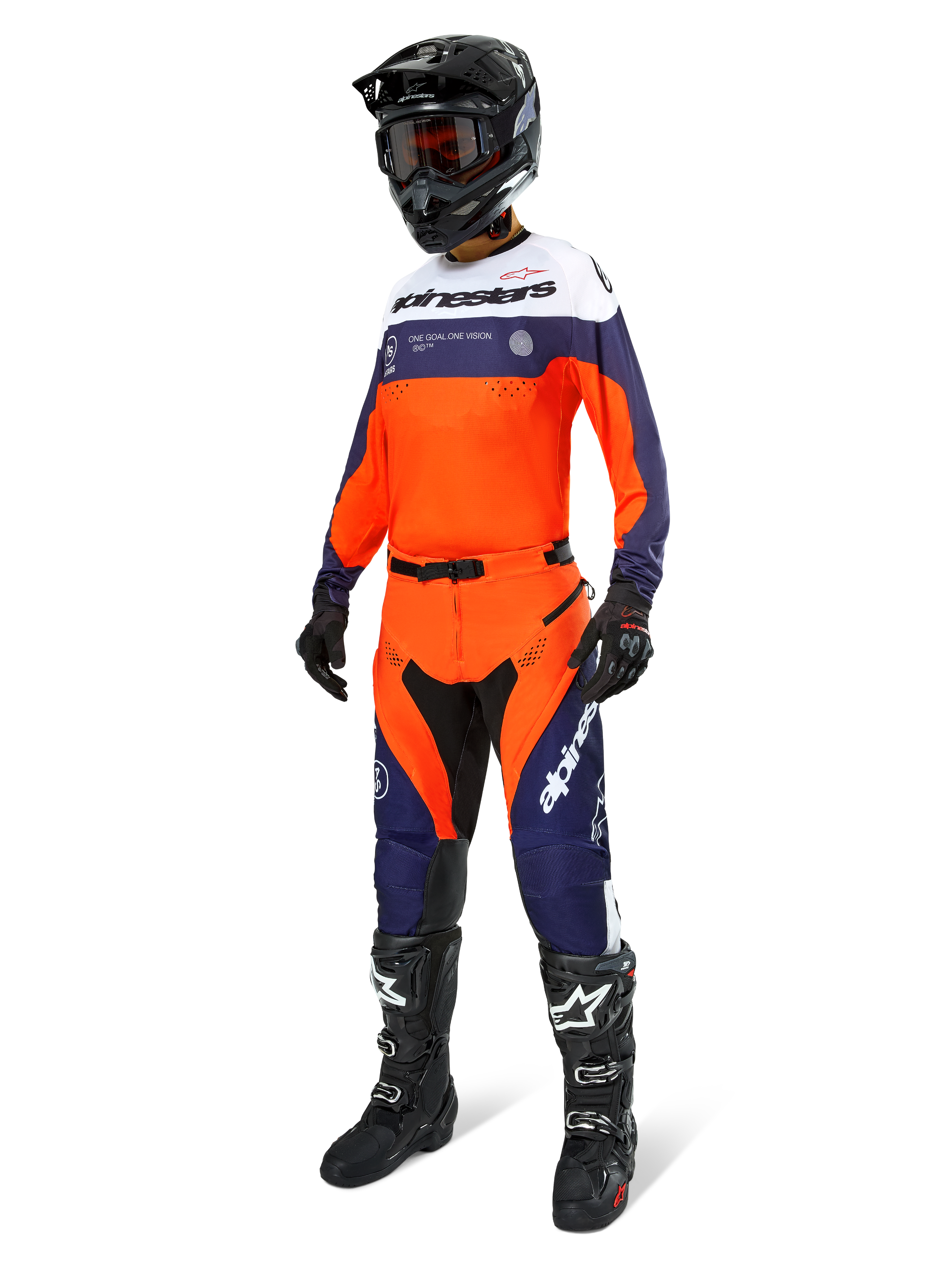 Pantaloni Alpinestars Pro-Dura, pantaloni da motocross ed enduro, blu navy, arancione acceso e bianco, indossati come parte di un set completo da gara con maglia coordinata, casco nero e stivali neri, caratterizzati da pannelli resistenti e branding audace per prestazioni off-road.