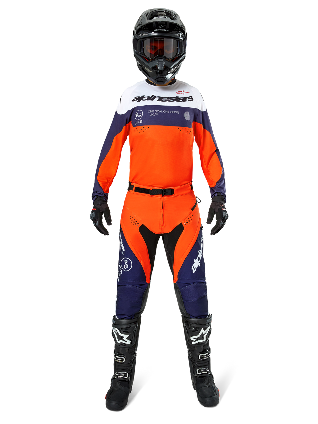 Pilota di motocross con pantaloni Alpinestars Pro-Dura in Blu Navy, Arancione Hot e Bianco, maglia a maniche lunghe coordinata, casco nero con occhiali, guanti neri e stivali da motocross neri, equipaggiamento completo per fuoristrada