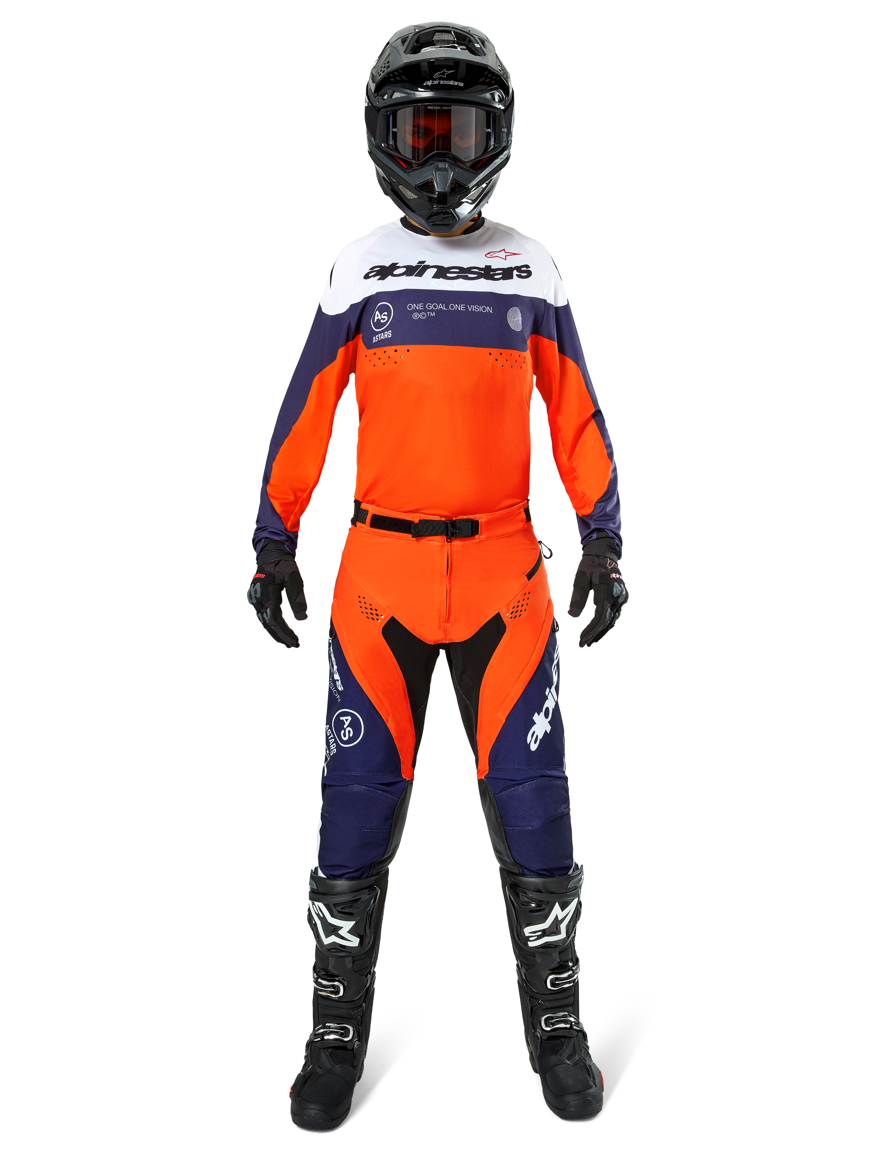 Pilota di motocross con pantaloni Alpinestars Pro-Dura in Blu Navy, Arancione Hot e Bianco, maglia a maniche lunghe coordinata, casco nero con occhiali, guanti neri e stivali da motocross neri, equipaggiamento completo per fuoristrada