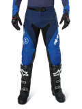 Alpinestars Pro-Dura Pants, pantaloni da motocross, blu navy e blu brillante con accenti bianchi, vista frontale indossati con stivali e guanti neri, design tecnico per enduro e guida fuoristrada