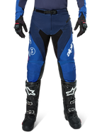Alpinestars Pro-Dura Pants, pantaloni da motocross, blu navy e blu brillante con accenti bianchi, vista frontale indossati con stivali e guanti neri, design tecnico per enduro e guida fuoristrada