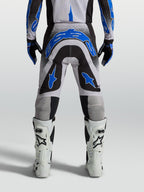 Alpinestars pantaloni Supertech Hiten AFD, pantaloni da motocross uomo, neri e blu, vista posteriore con stivali bianchi
