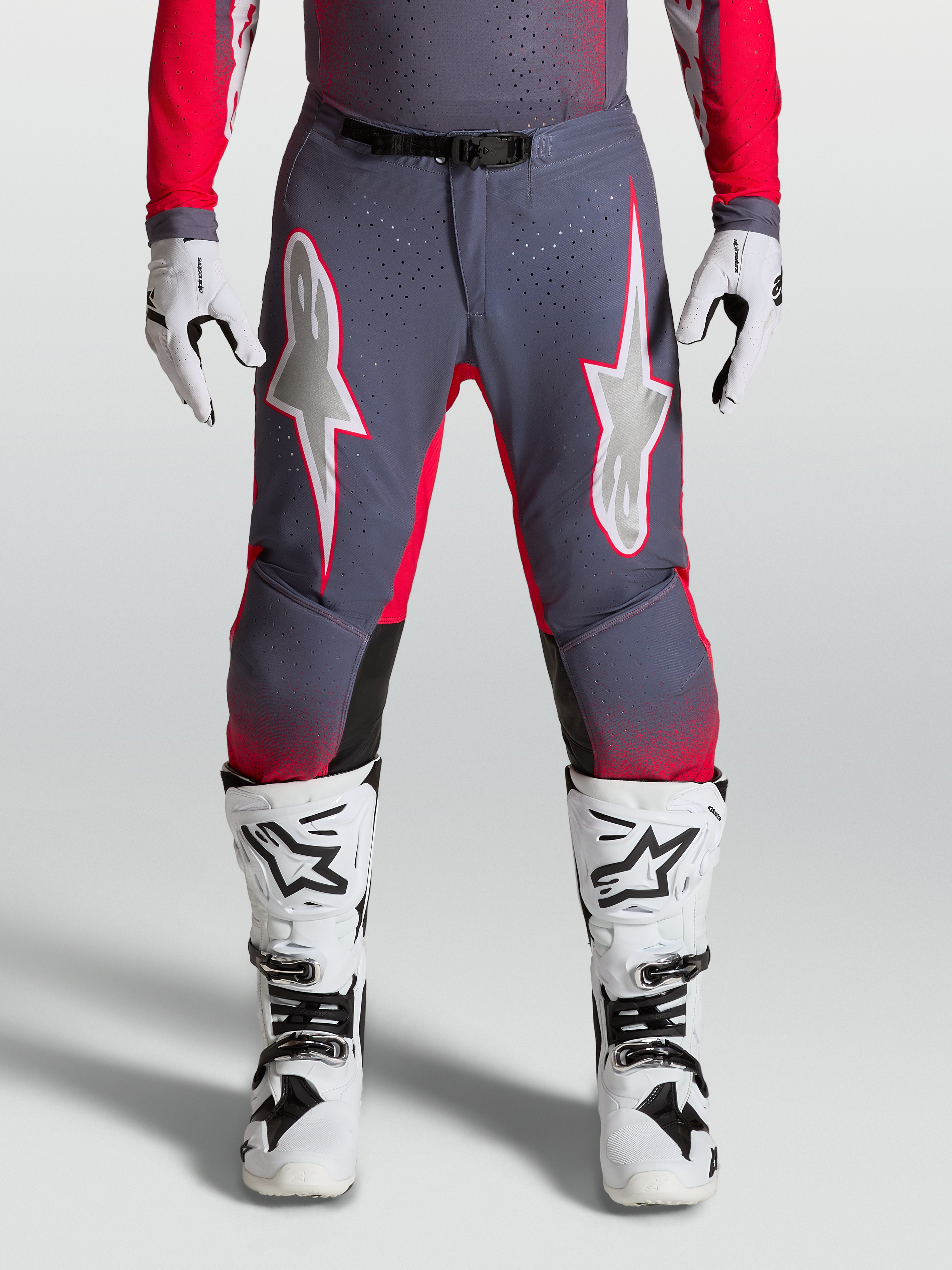 Alpinestars Pantaloni Supertech Hiten AFD, pantaloni motocross pro rider da uomo, grigio e rosso fluo con grafiche a stella lilla chiarissimo, pannelli elasticizzati perforati, vestibilità atletica e fibbia magnetica SX1.
