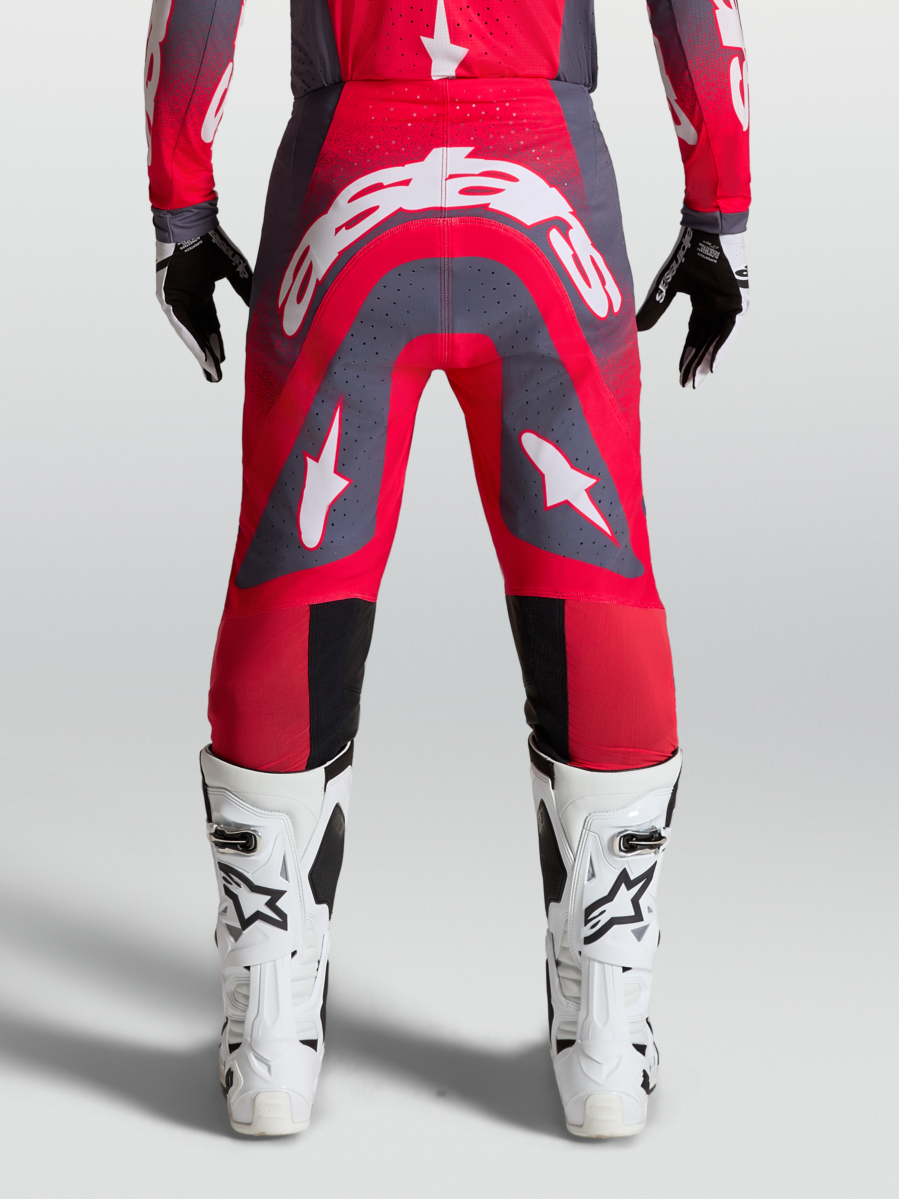 Alpinestars Pantaloni Supertech Hiten AFD, pantaloni da motocross professionali racing, rosso fluo e grigio con loghi bianchi, vestibilità atletica da gara.