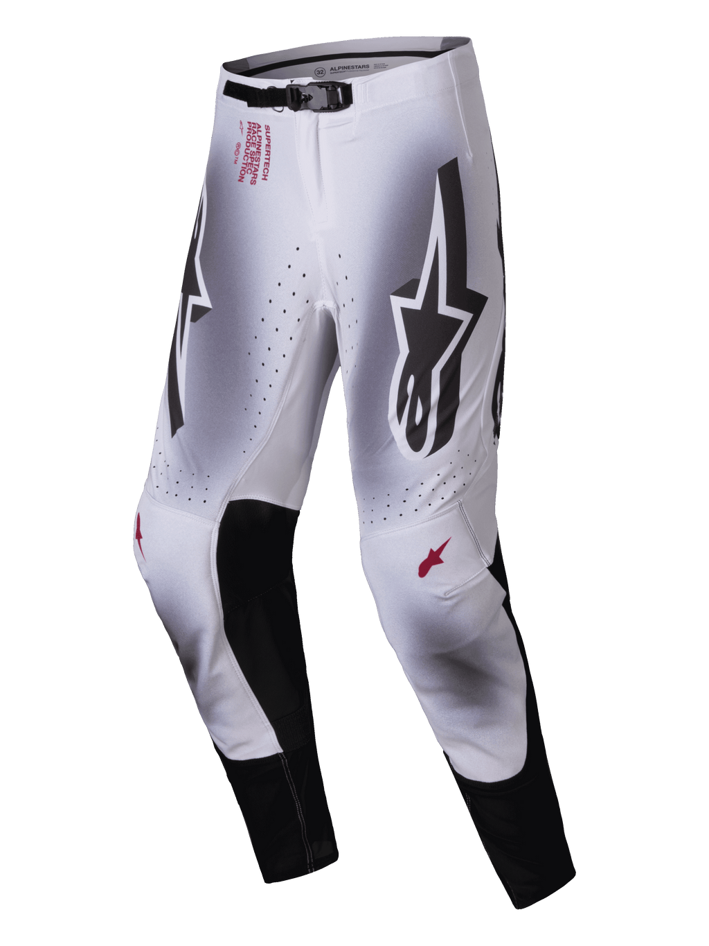 Alpinestars 2025 Supertech Maker Pants, pantaloni da motocross, argento e nero, con grandi loghi Astars neri sulle cosce, branding tecnico rosso sull'anca, pannelli interni in pelle nera sulle ginocchia e zone di ventilazione perforate.