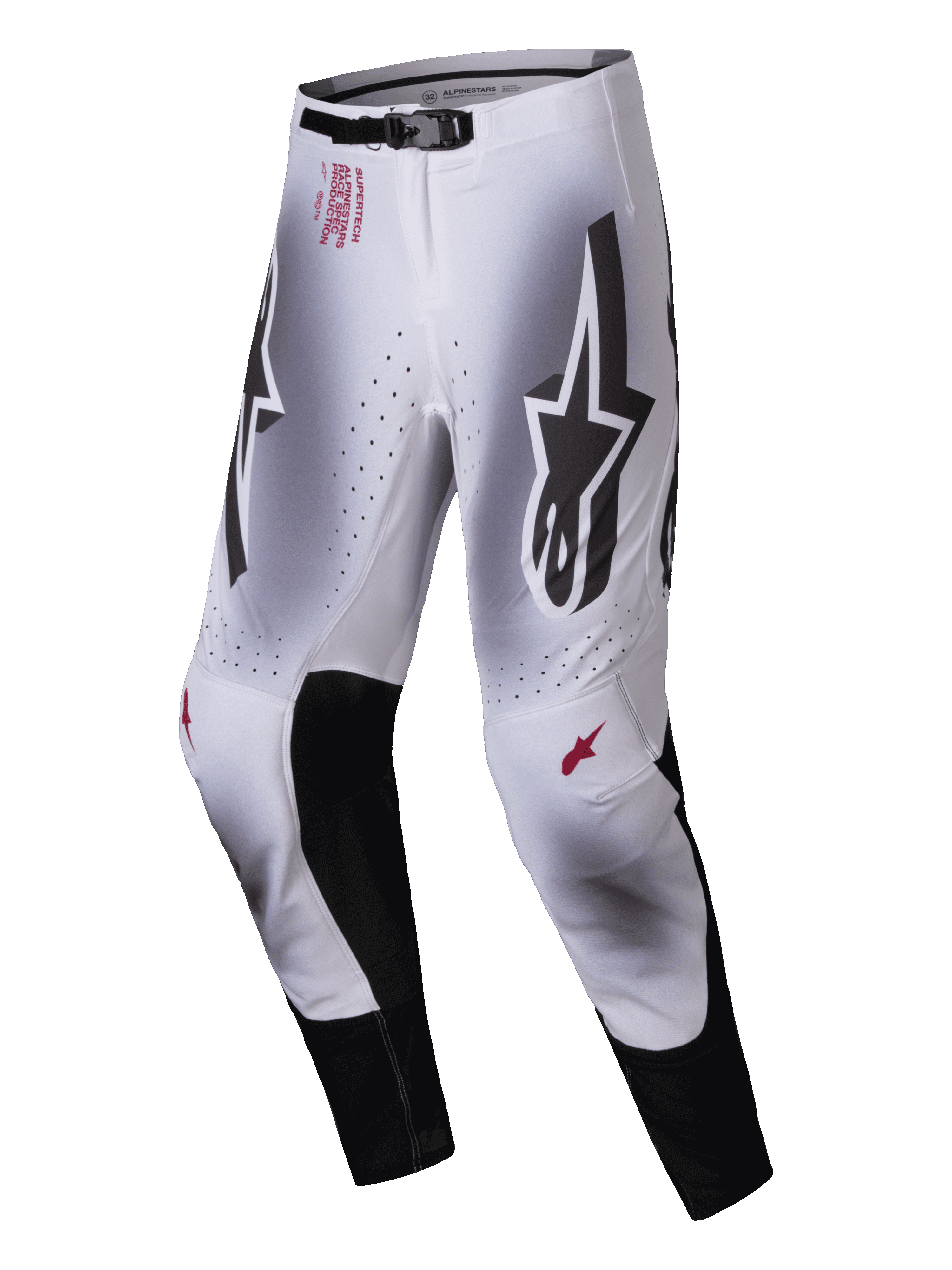 Alpinestars 2025 Supertech Maker Pants, pantaloni da motocross, argento e nero, con grandi loghi Astars neri sulle cosce, branding tecnico rosso sull'anca, pannelli interni in pelle nera sulle ginocchia e zone di ventilazione perforate.