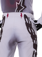 Alpinestars 2025 Supertech Maker Pants, pantaloni da motocross, argento e nero, vestibilità atletica con pannelli sulle ginocchia in pelle di capra e zone Stretchnet, design resistente e leggero per il motocross professionale