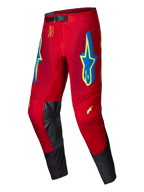 Alpinestars 2025 Supertech Maker Pants, pantaloni da motocross, rosso vivace con accenti giallo fluo e blu, grandi loghi a stella sulle cosce e pannelli interni alle ginocchia in pelle nera, chiusura magnetica in vita, abbigliamento professionale per fuoristrada