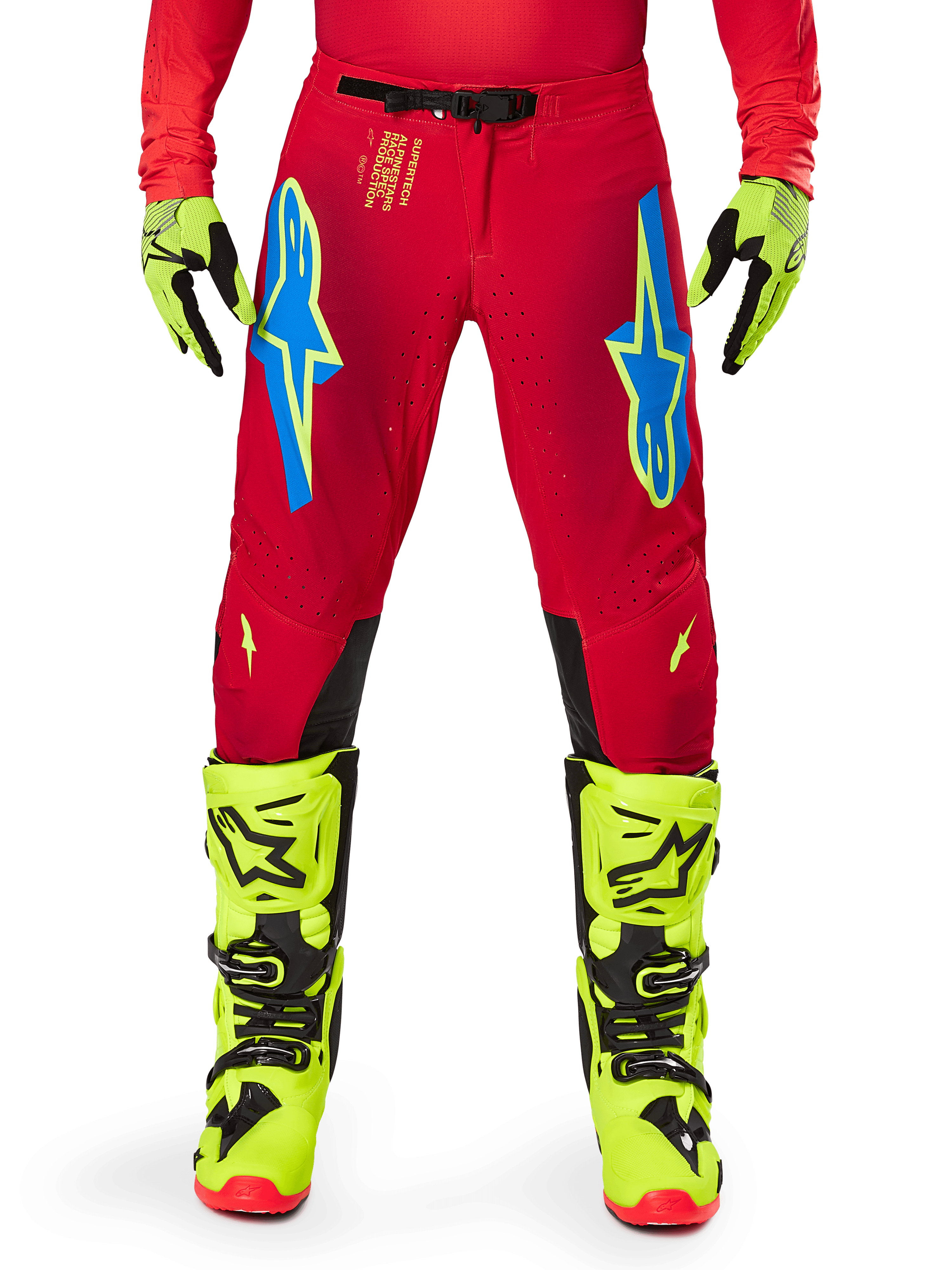 Alpinestars 2025 Supertech Maker Pants, pantaloni da motocross, rosso e giallo fluo, indossati con guanti e stivali giallo fluo coordinati, caratterizzati da loghi Astars blu e giallo fluo, pannelli interni delle ginocchia neri e design atletico per corse fuoristrada
