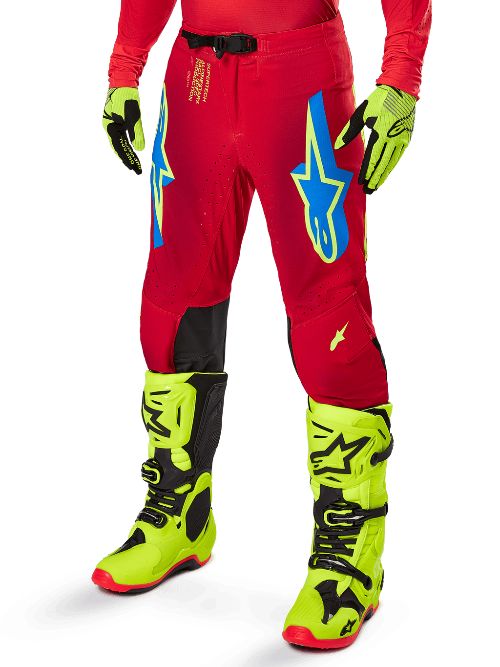 Alpinestars Pantaloni Supertech Maker 2025, pantaloni da motocross, rosso acceso con loghi a stella blu e gialli, pannelli neri sulle ginocchia, ventilazione traforata, coordinati con stivali e guanti giallo neon