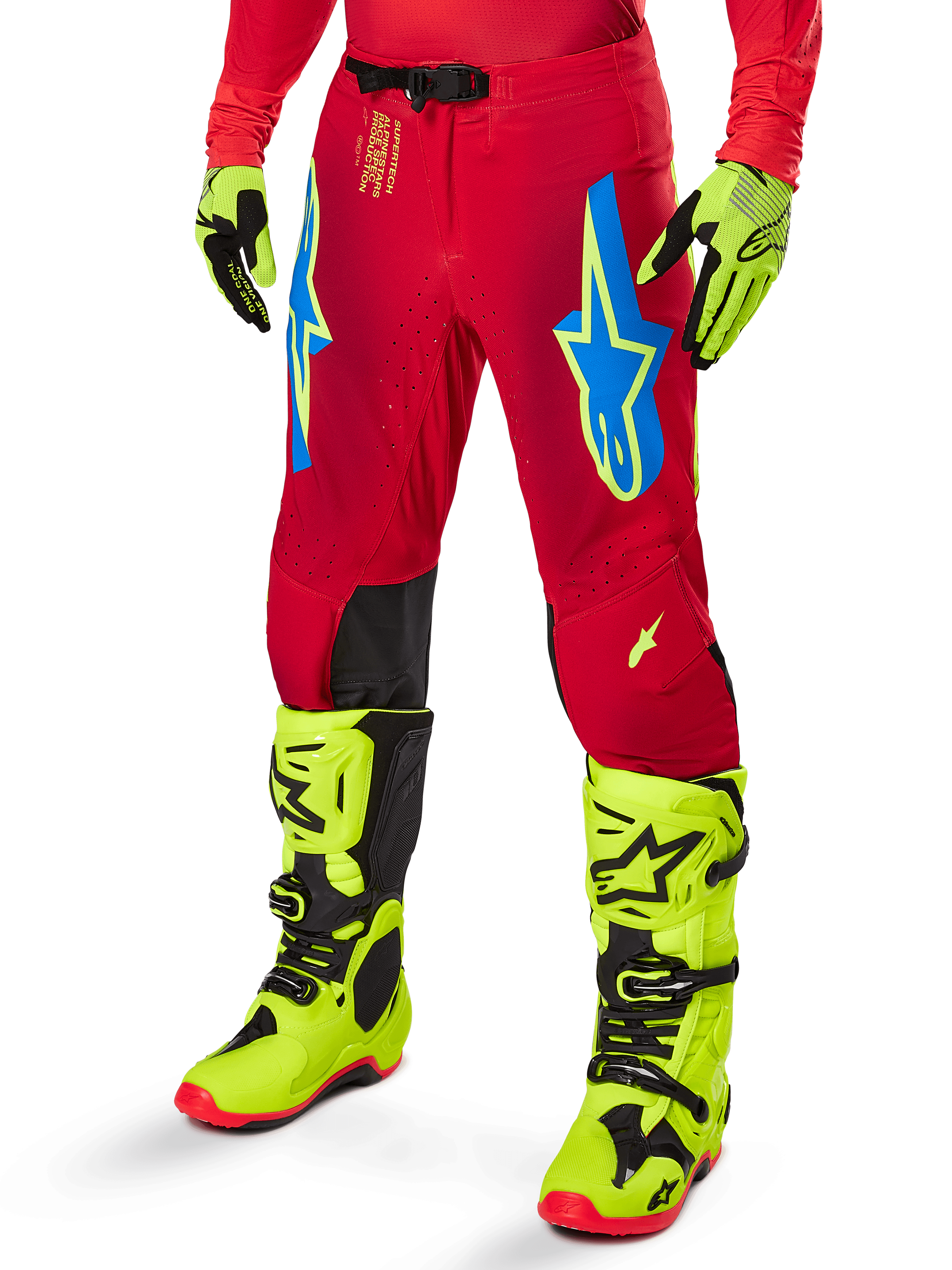Alpinestars Pantaloni Supertech Maker 2025, pantaloni da motocross, rosso acceso con loghi a stella blu e gialli, pannelli neri sulle ginocchia, ventilazione traforata, coordinati con stivali e guanti giallo neon