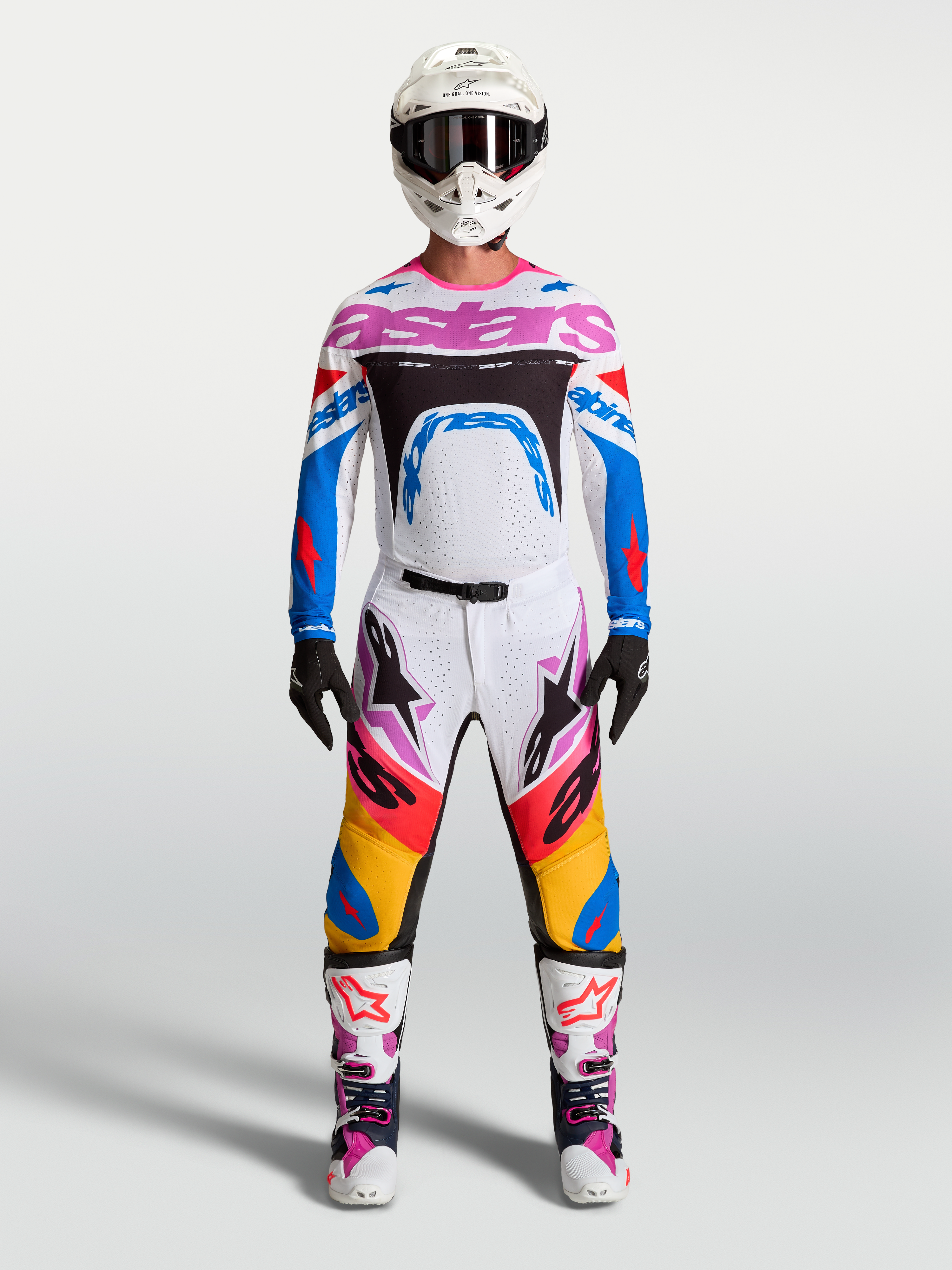 Alpinestars Pantaloni Supertech Dyna e completo da motocross per uomo, bianco e blu con dettagli rosa, abbigliamento tecnico racing.