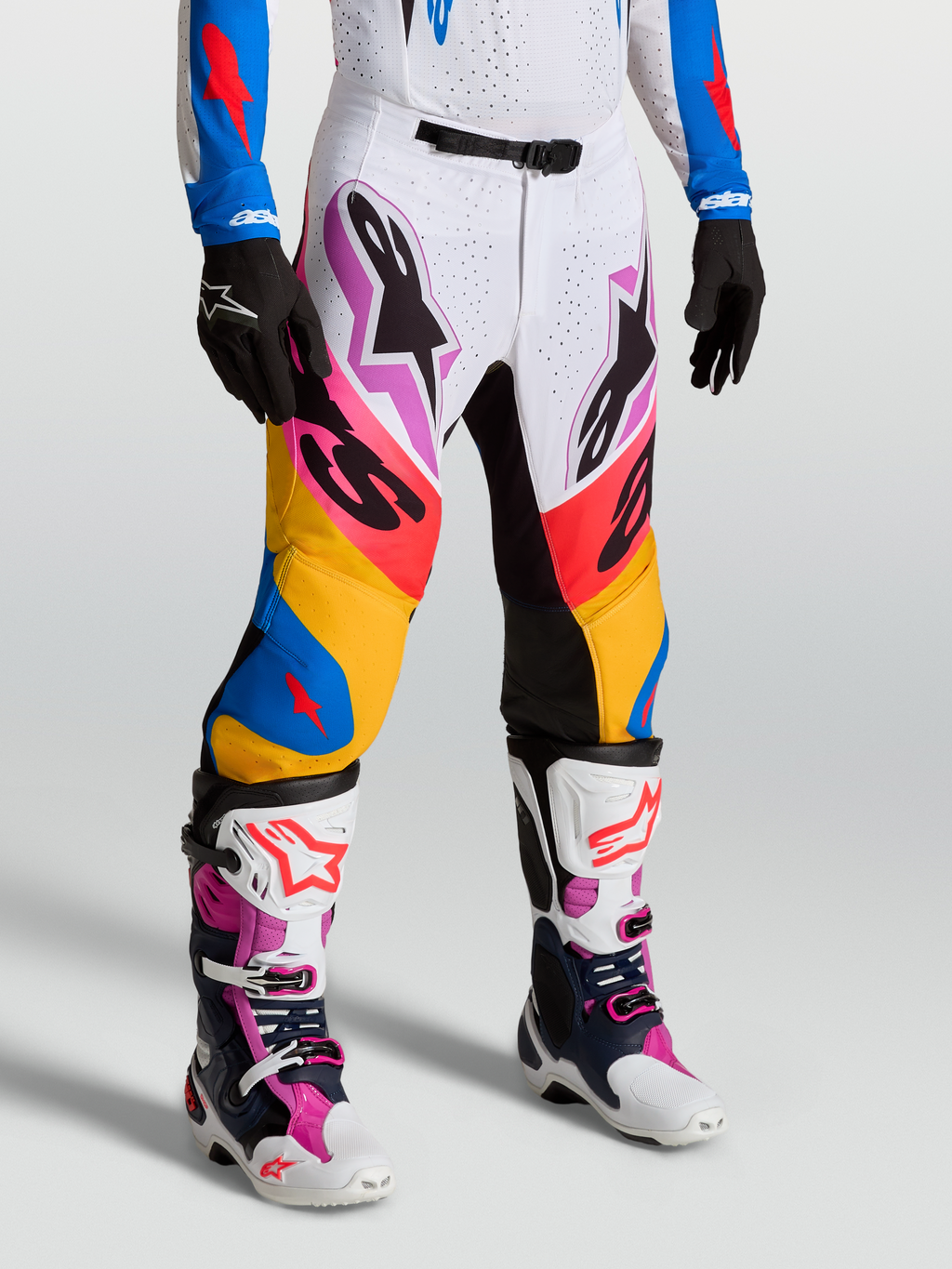 Alpinestars Pantaloni Supertech Dyna, pantaloni da motocross professionali, bianco e blu, in tessuto rip-stop elasticizzato e pannelli in pelle.