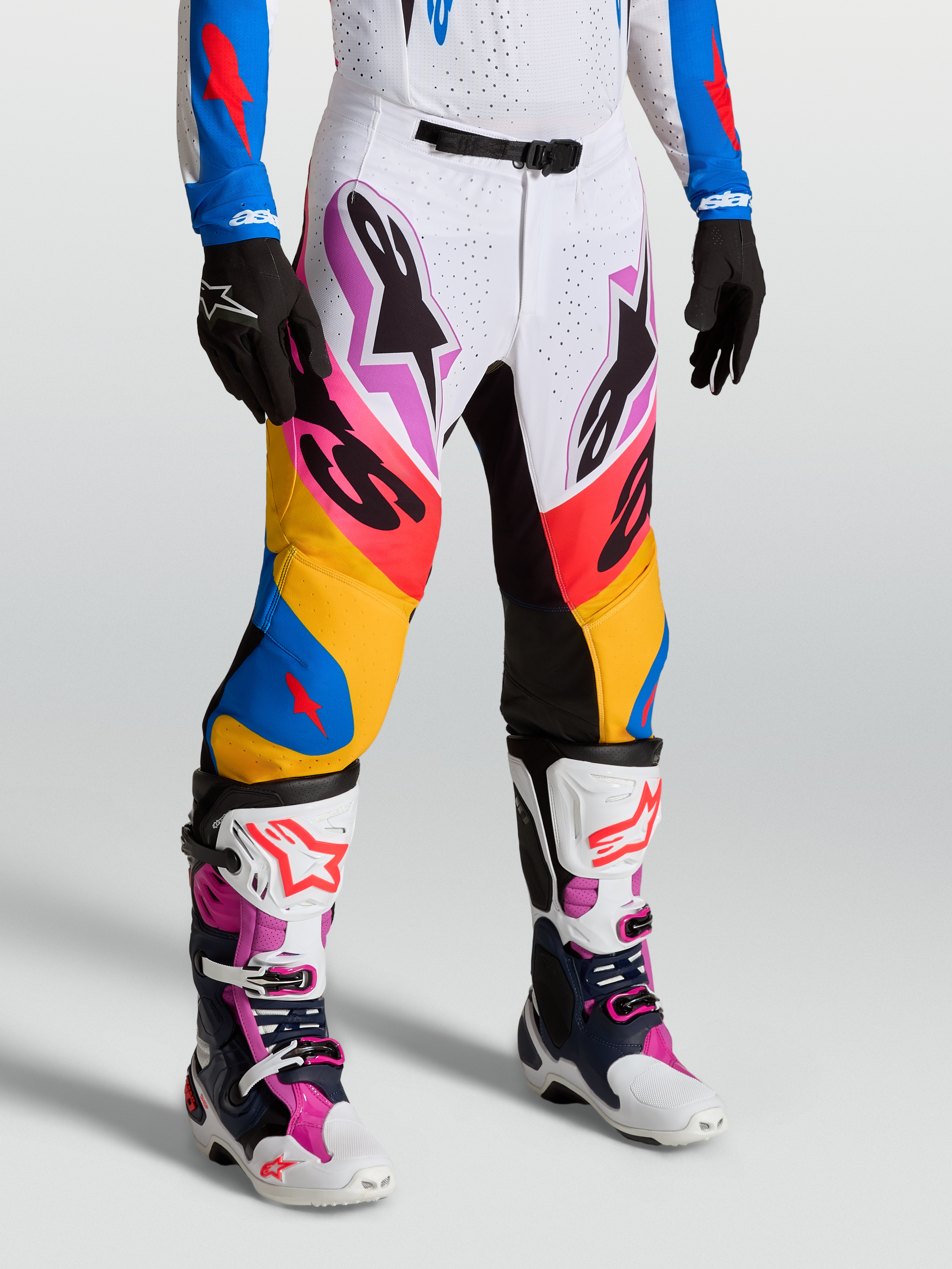 Alpinestars Pantaloni Supertech Dyna, pantaloni da motocross professionali, bianco e blu, in tessuto rip-stop elasticizzato e pannelli in pelle.