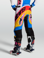 Alpinestars Pantaloni Supertech Dyna, pantaloni da motocross professionali, bianchi e blu con inserti multicolore, ventilati e leggeri, indossati con stivali Tech 10 coordinate