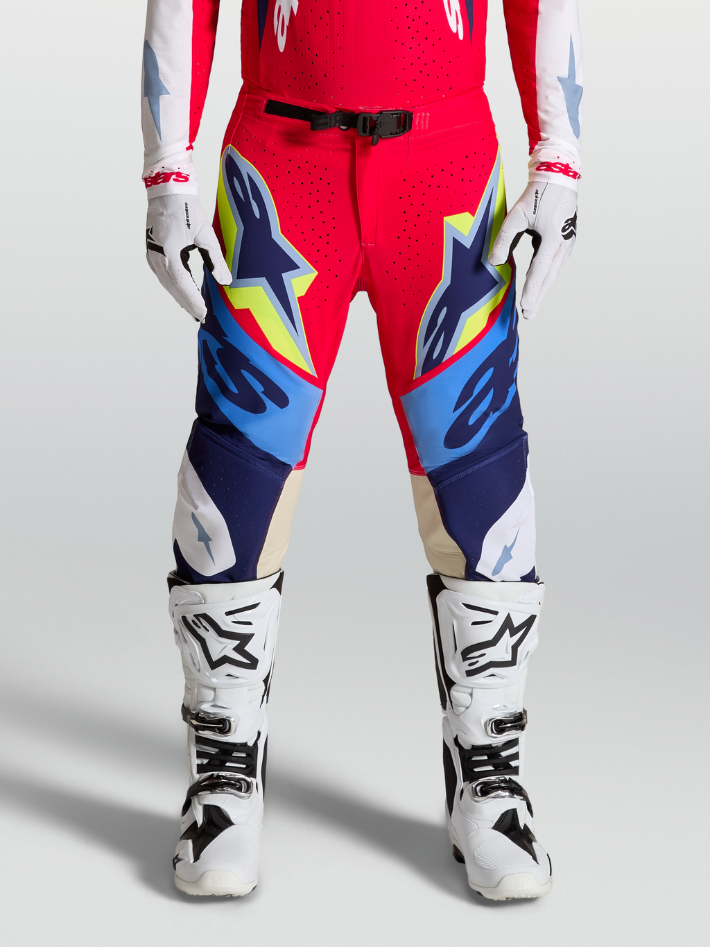 Alpinestars Pantaloni Supertech Dyna, pantaloni da motocross racing per uomo, rosso fuoco e blu navy con inserti gialli, chiusura con fibbia magnetica e pannelli in pelle