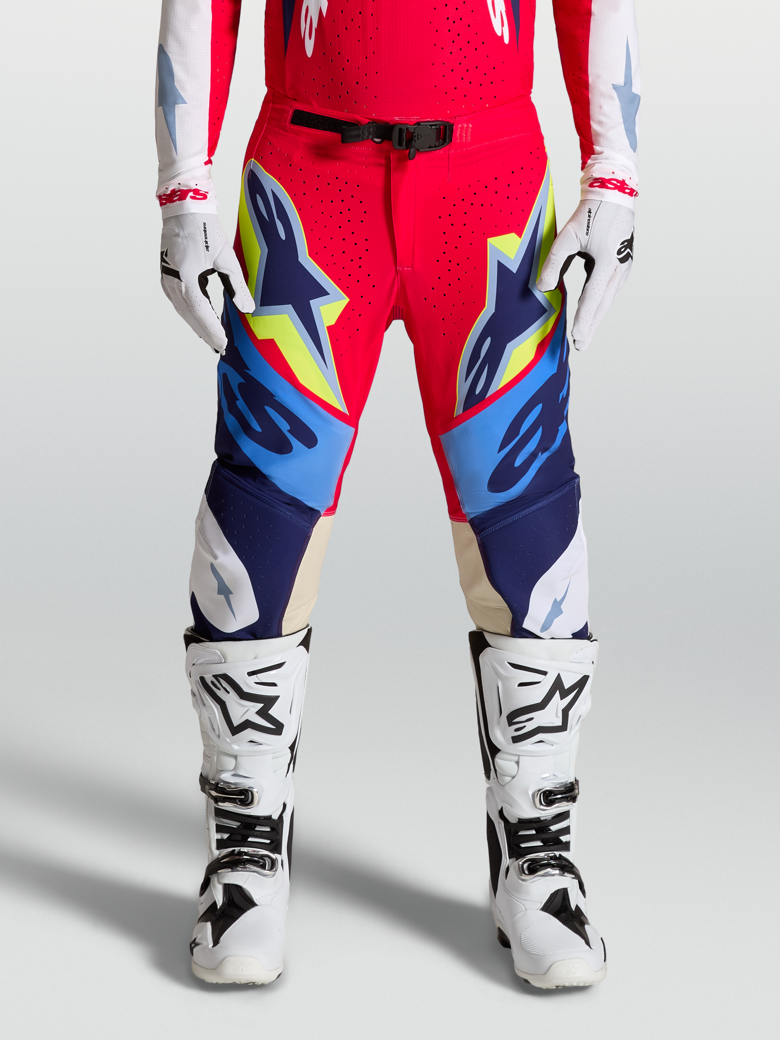 Alpinestars Pantaloni Supertech Dyna, pantaloni da motocross racing per uomo, rosso fuoco e blu navy con inserti gialli, chiusura con fibbia magnetica e pannelli in pelle