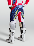 Alpinestars Pantaloni Supertech Dyna, pantaloni da motocross rossi, bianchi e blu navy, vestibilità atletica da gara on-model, abbigliamento fuoristrada pro level