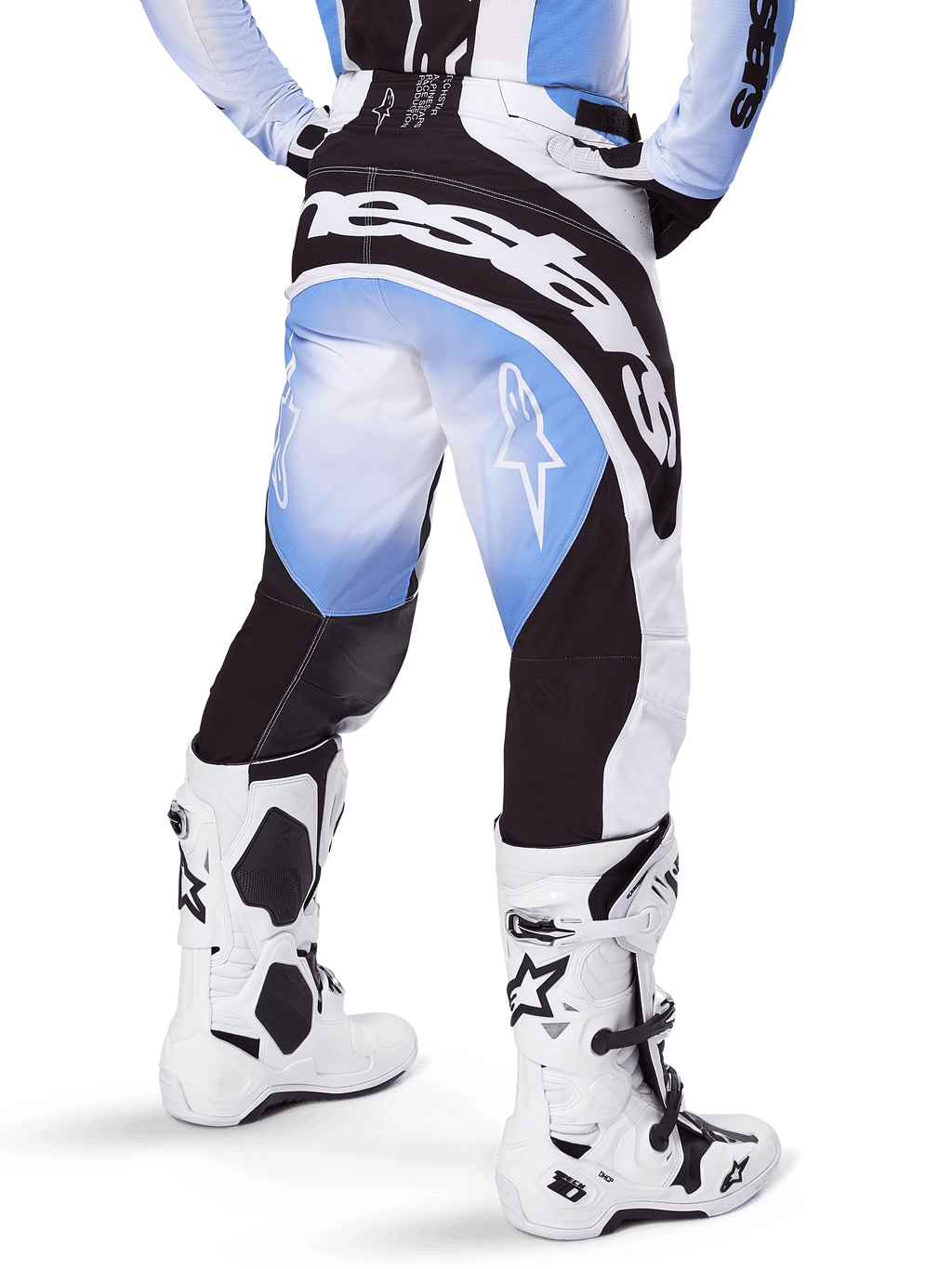 Alpinestars 2025 Techstar Melt Pants, pantaloni da motocross, nero, blu e bianco, vista posteriore con grande marchio Alpinestars sulla seduta e loghi a stella sulle gambe, indossati con stivali Tech 10 bianchi e neri, abbigliamento professionale da gara fuoristrada